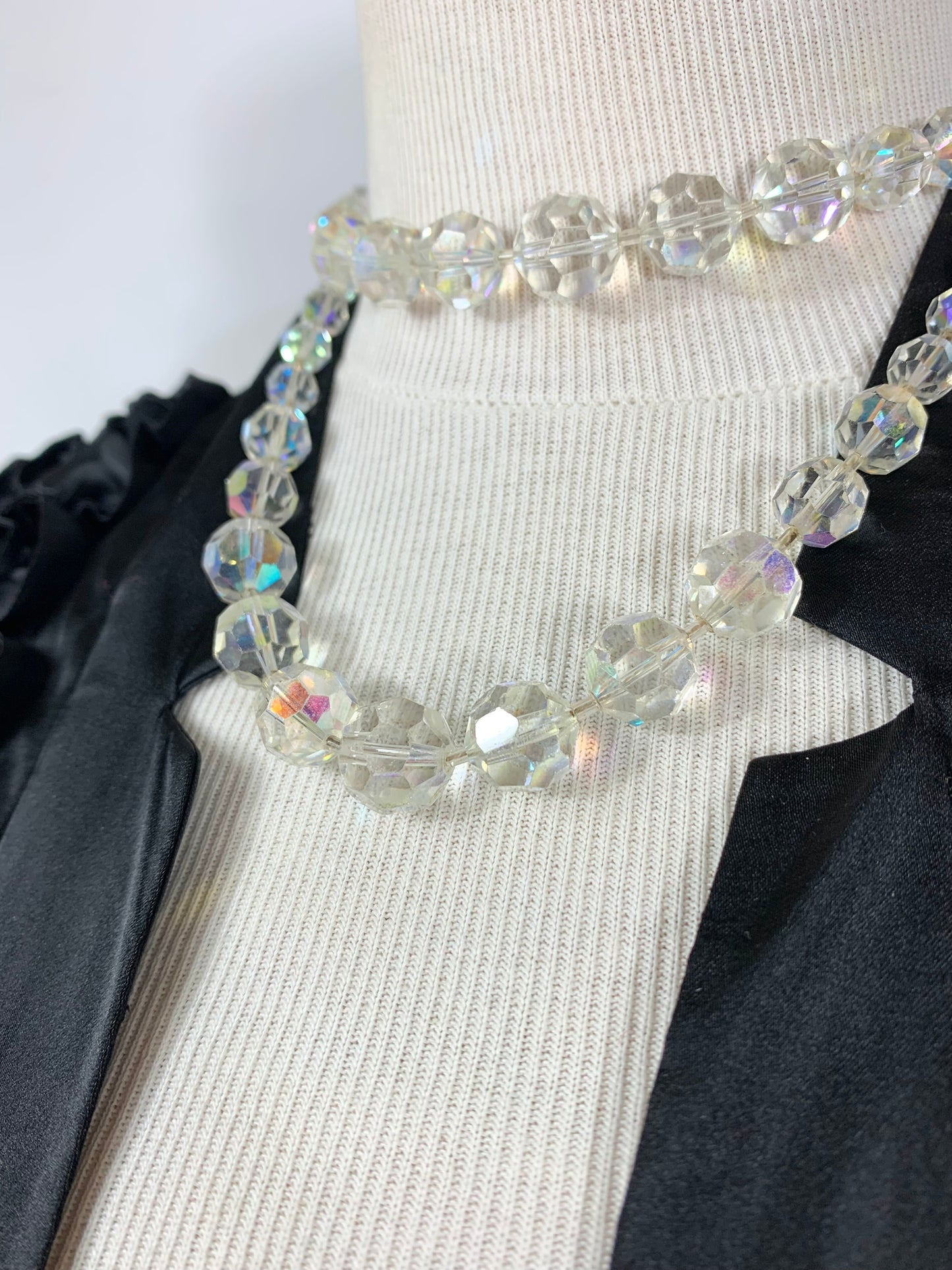 Collier vintage deux rangs perles en verre transparentes à reflets et facettes la friperie vintage 25
