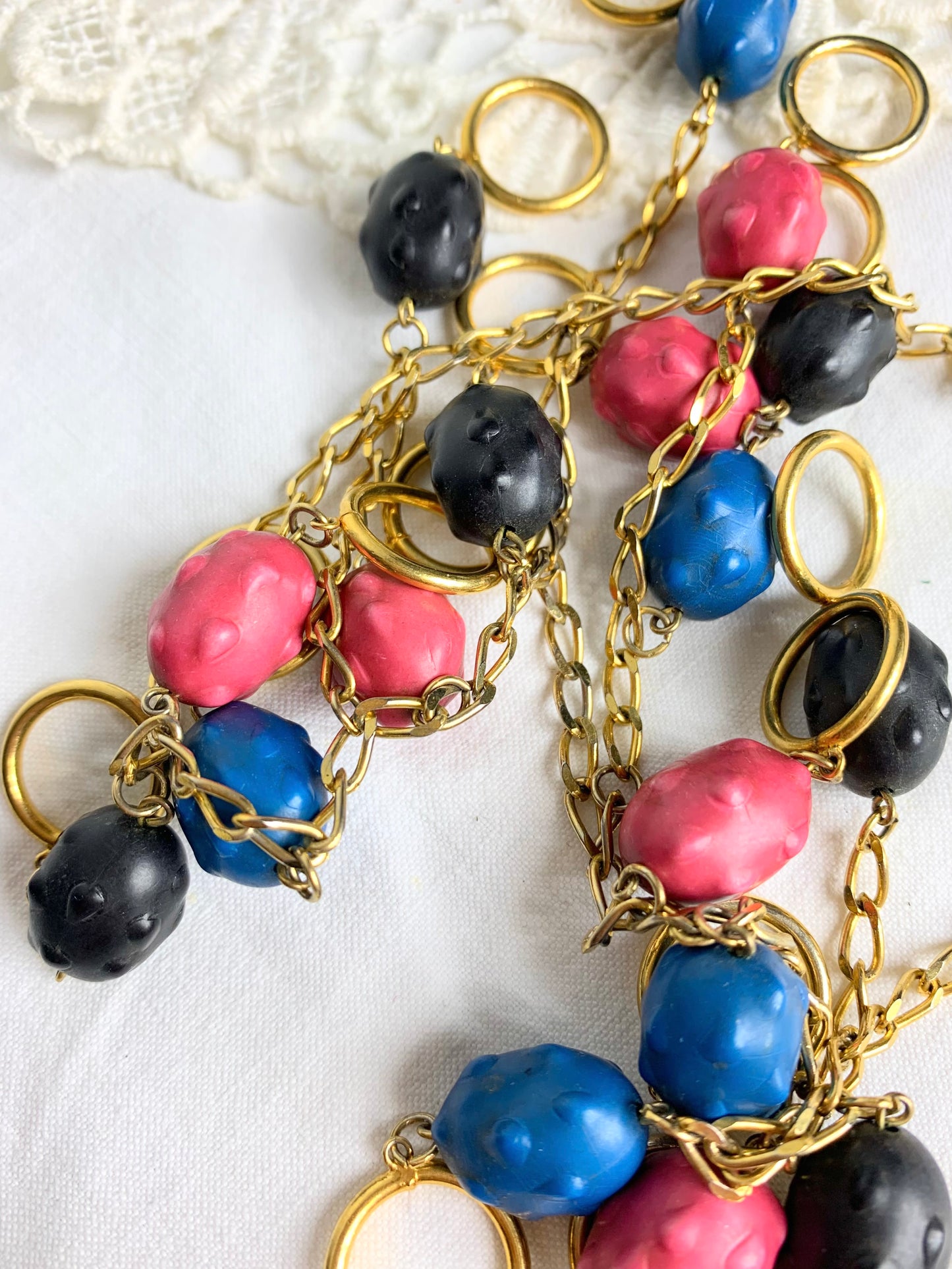 Collier vintage Wilma Spagli Italie perles bleu rose noir et chaine dorées la friperie vintage 25