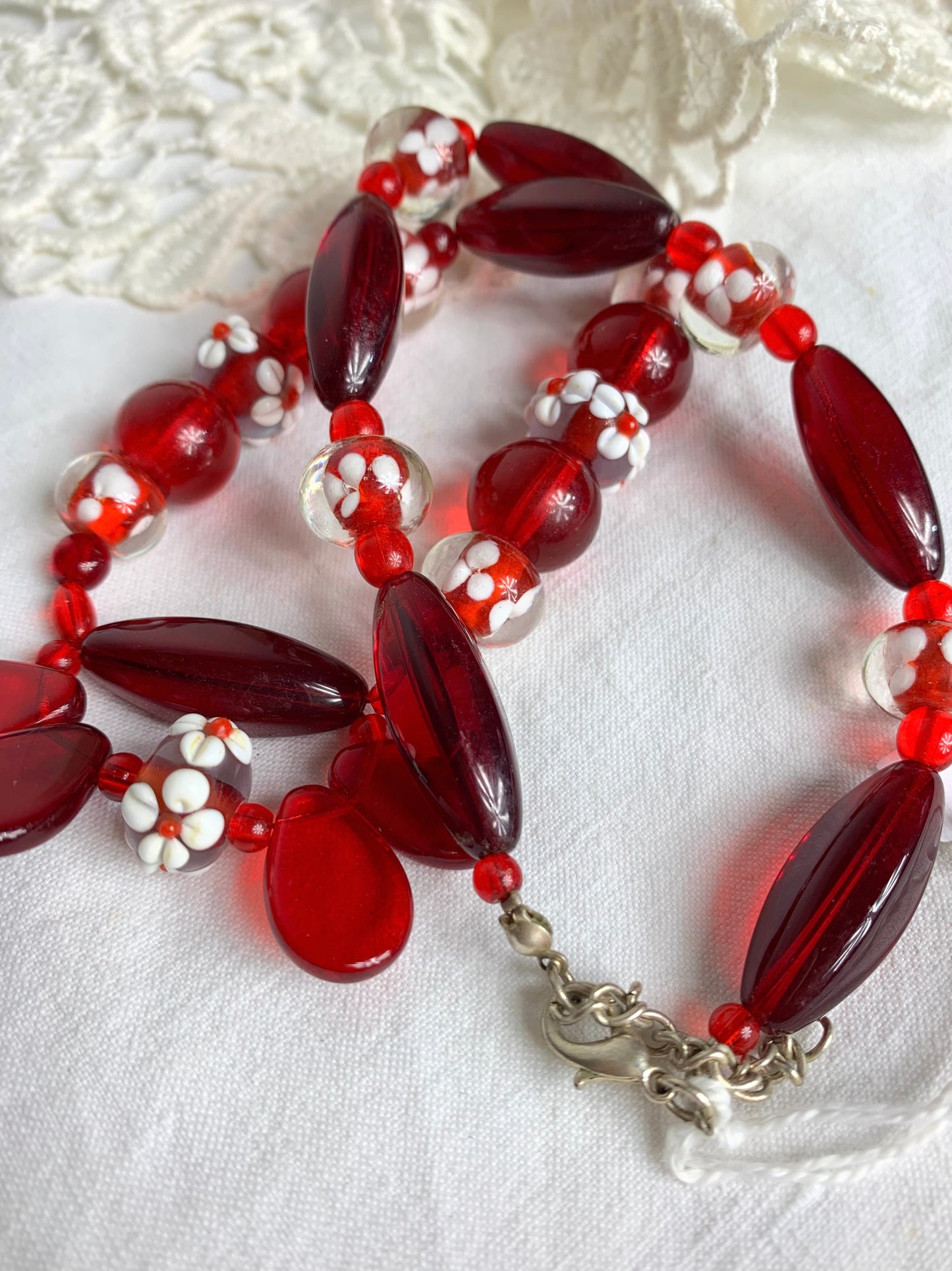 Collier vintage perles rouge en verre à fleurs la friperie vintage 25