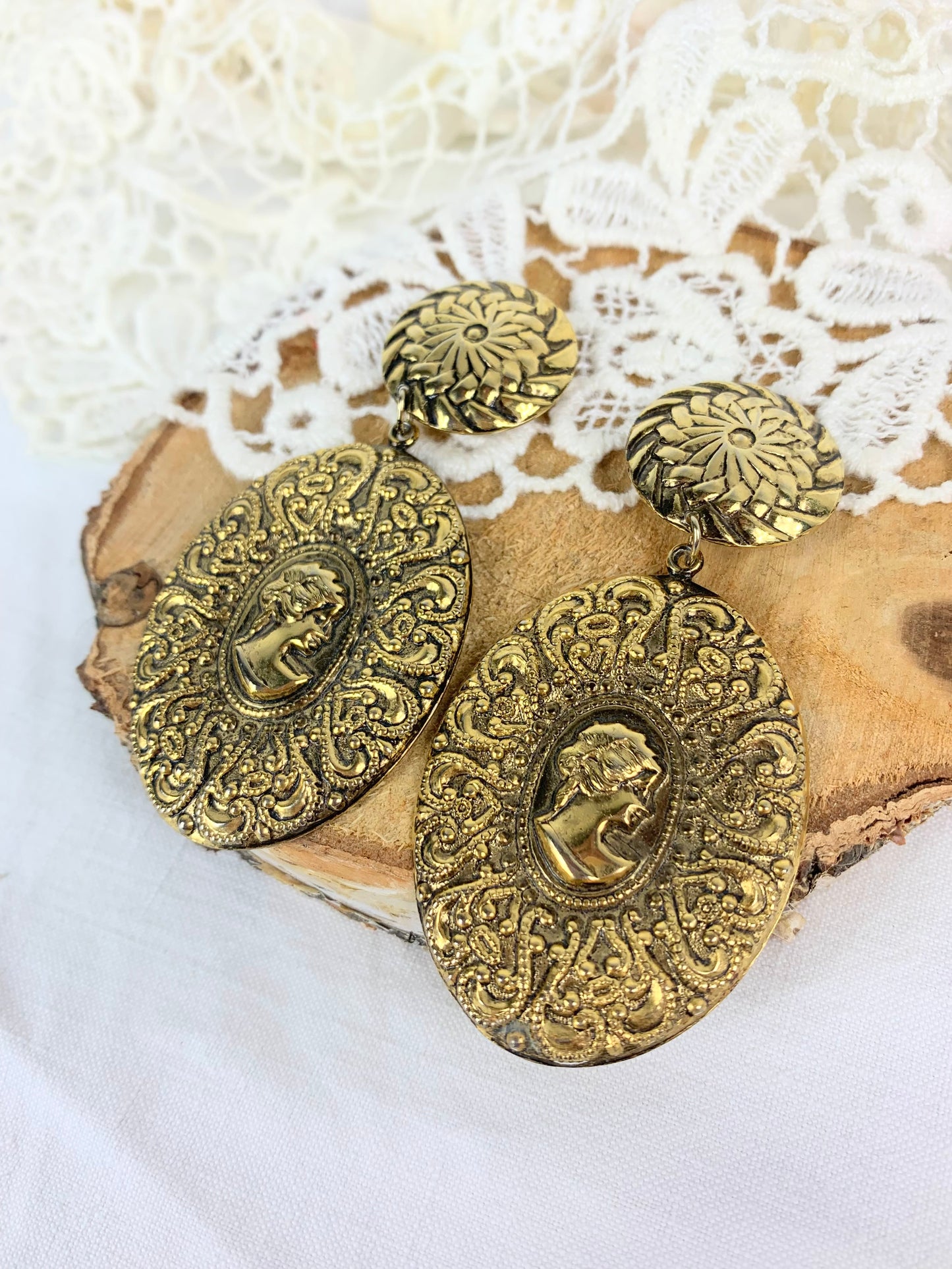 Boucles d'oreilles clips vintage camée stylisé métal doré