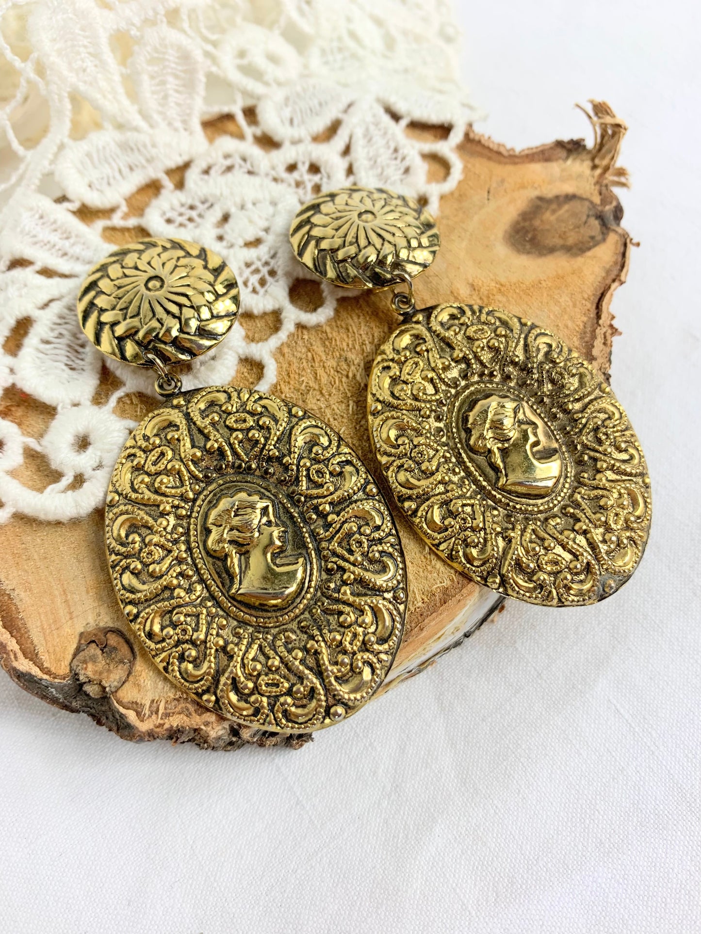 Boucles d'oreilles clips vintage camée stylisé métal doré