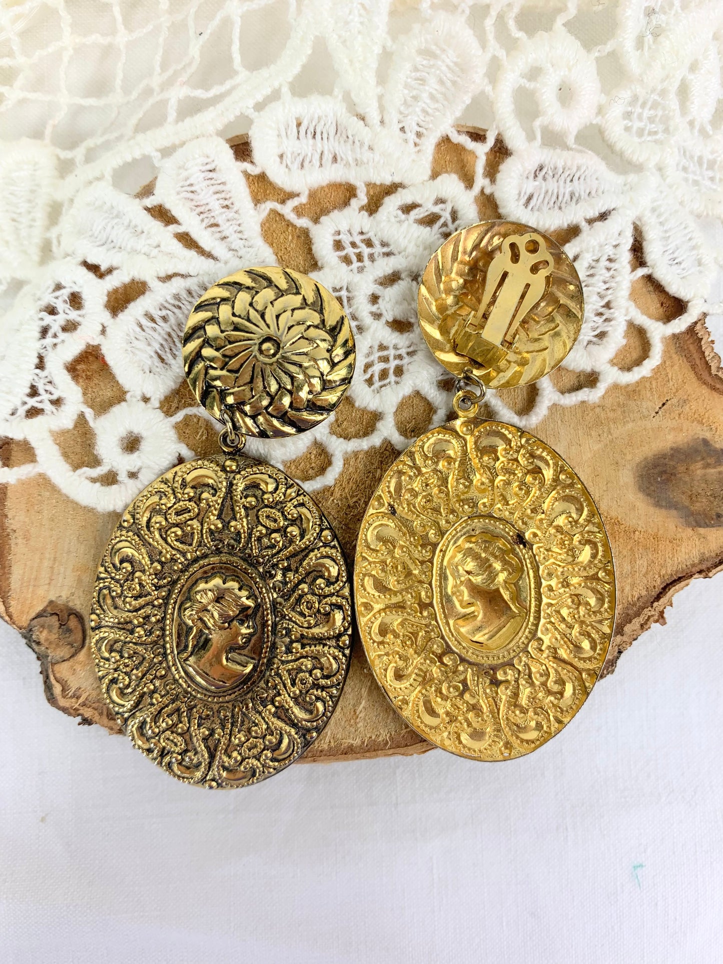 Boucles d'oreilles clips vintage camée stylisé métal doré