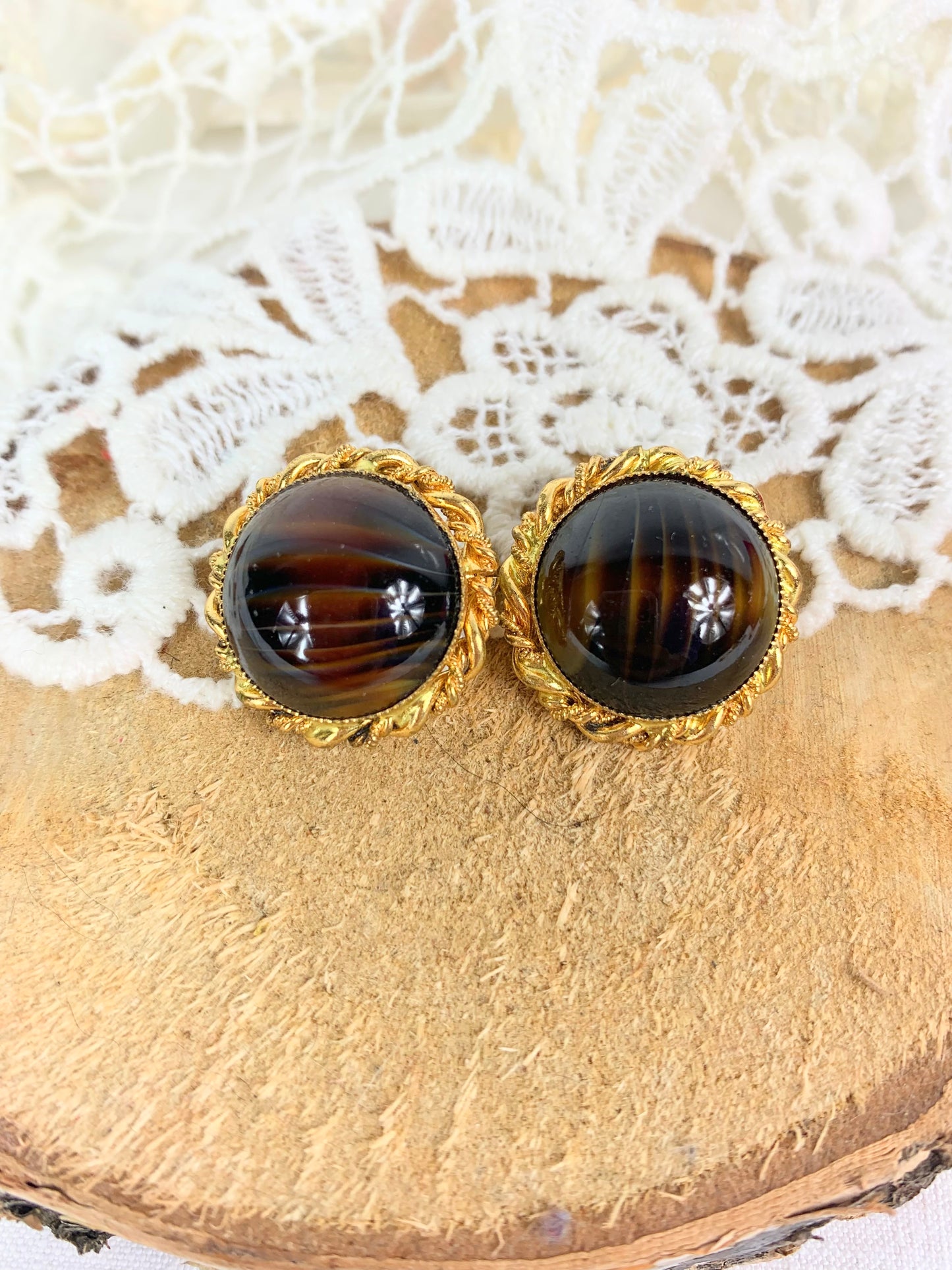 Boucles d'oreilles clips vintage cabochon brun en verre cerclé de doré