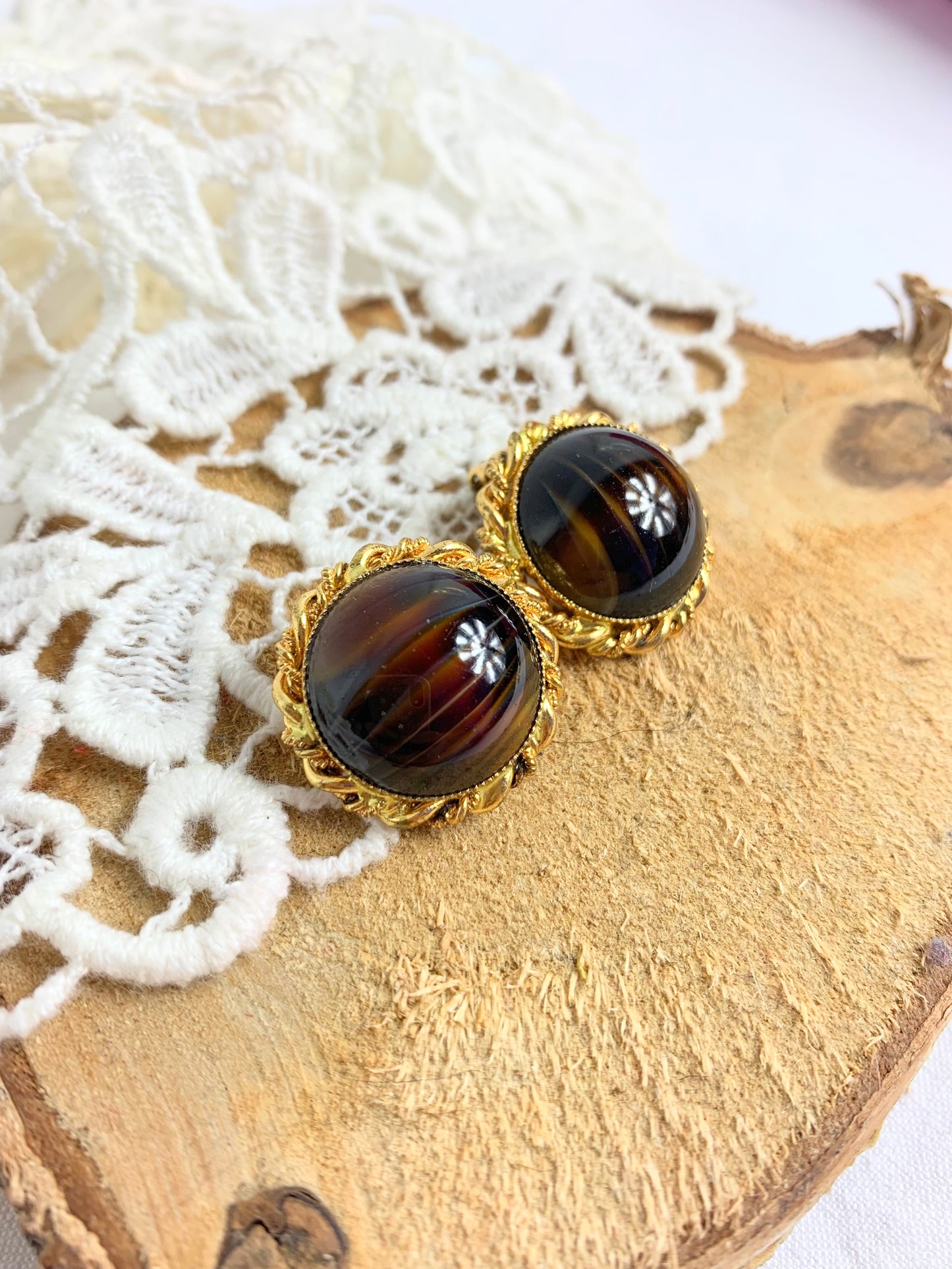 Boucles d'oreilles clips vintage cabochon brun en verre cerclé de doré
