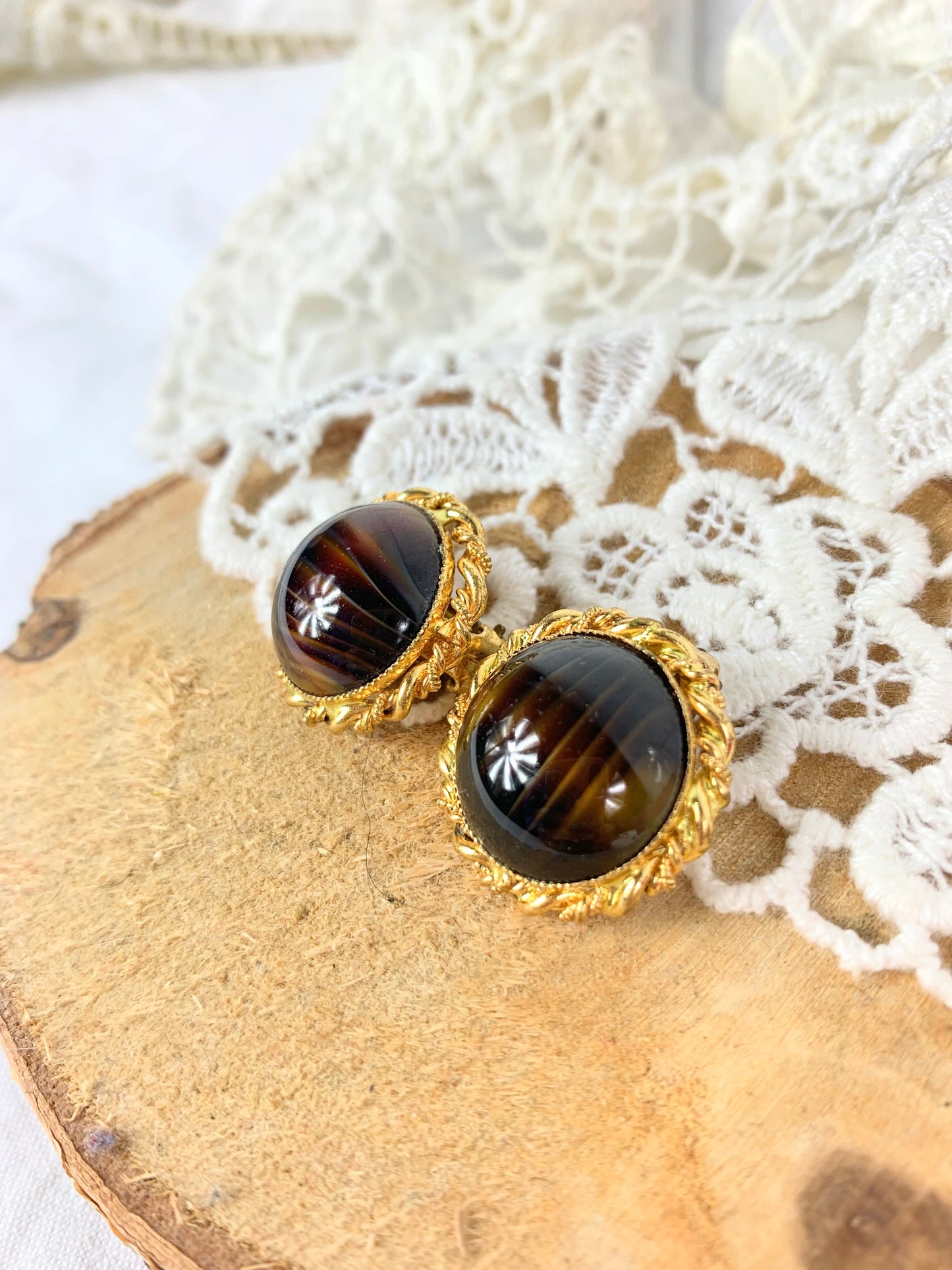 Boucles d'oreilles clips vintage cabochon brun en verre cerclé de doré