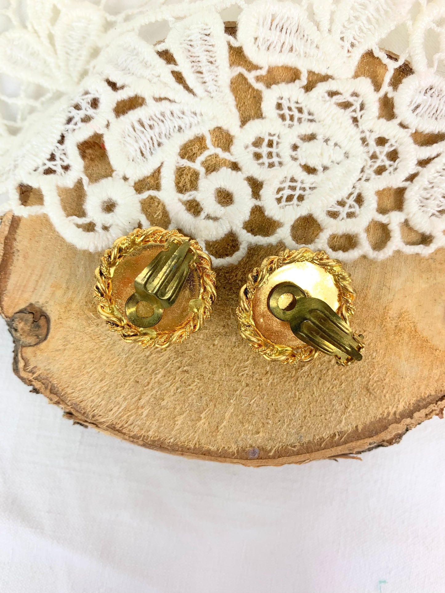 Boucles d'oreilles clips vintage cabochon brun en verre cerclé de doré