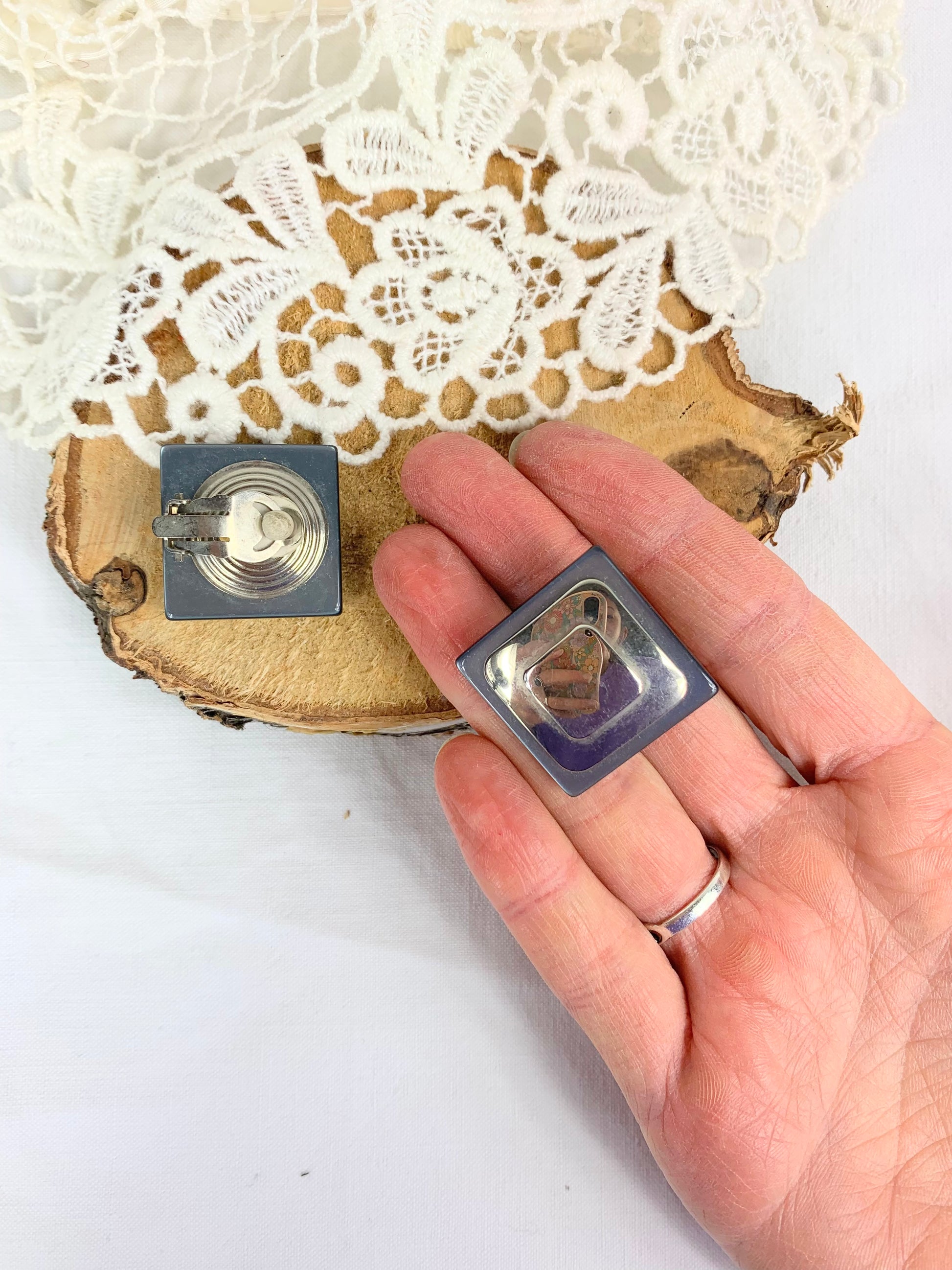 Clips vintage carrés argent et gris géométriques la friperie vintage 25