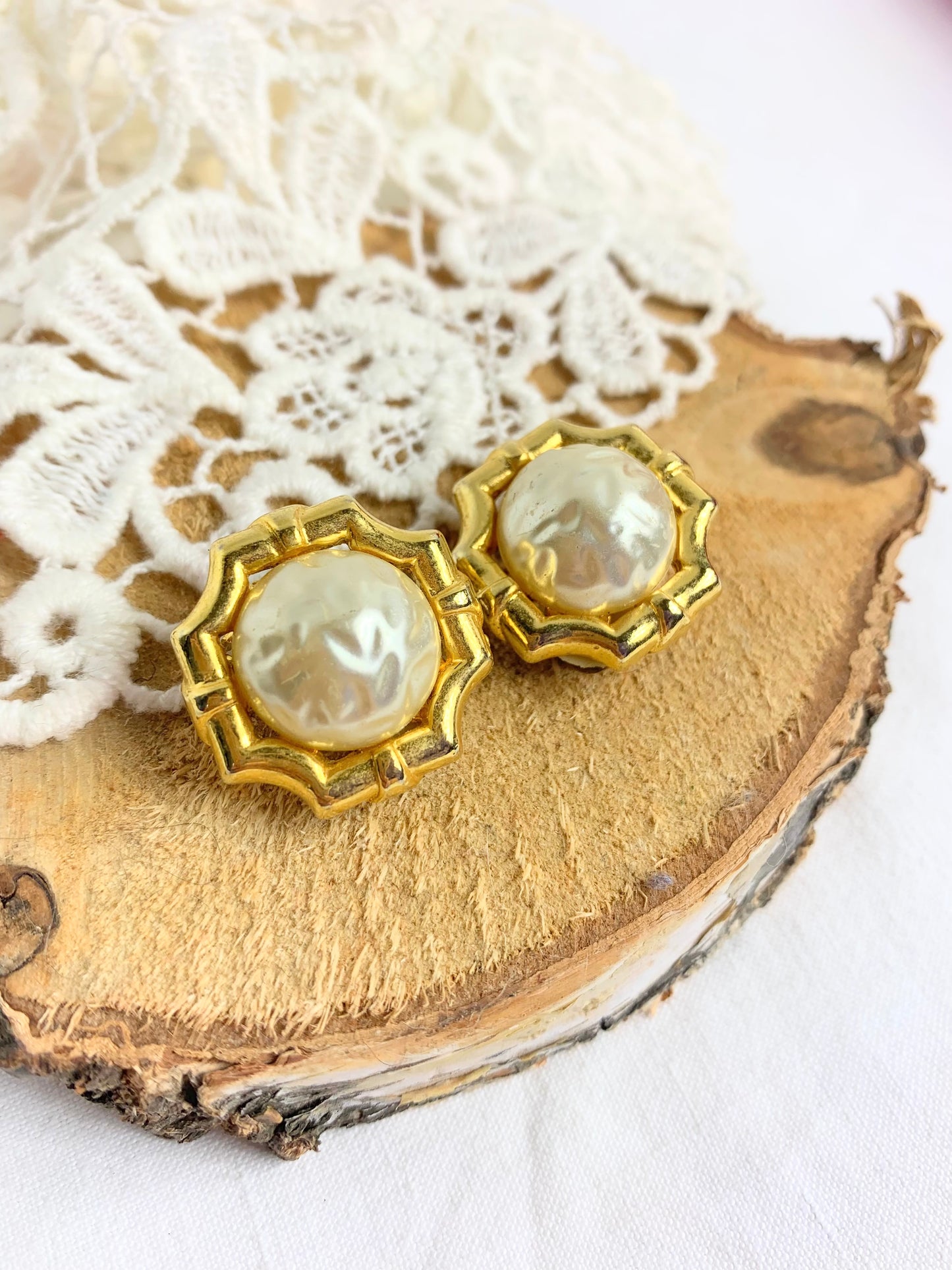 Clips vintage perle nacrée et contour doré