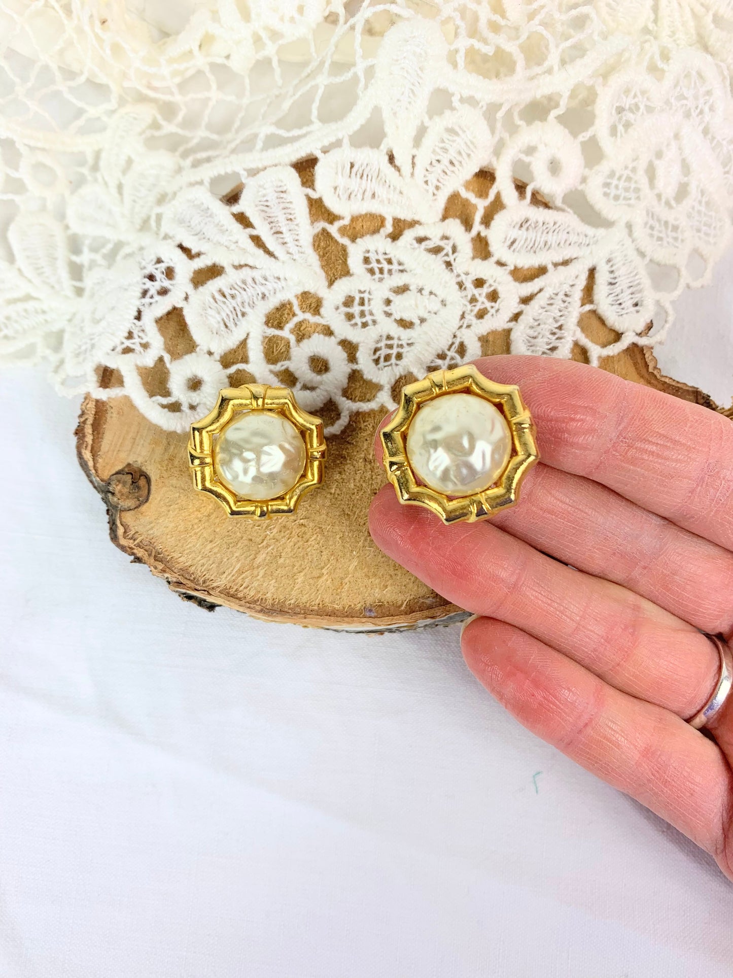 Clips vintage perle nacrée et contour doré