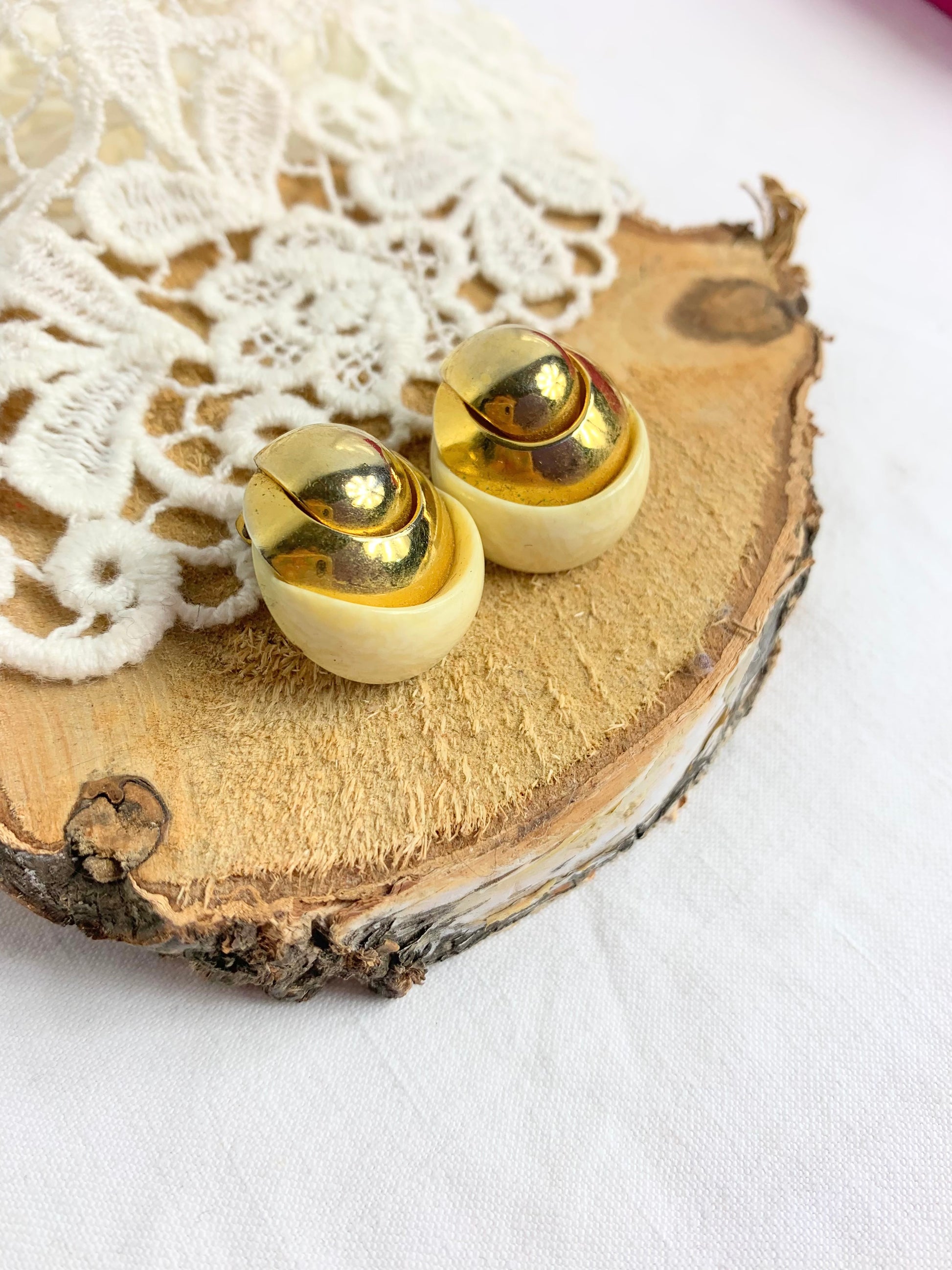 Clips d'oreille vintage ronds métal doré et écru la friperie vintage 25