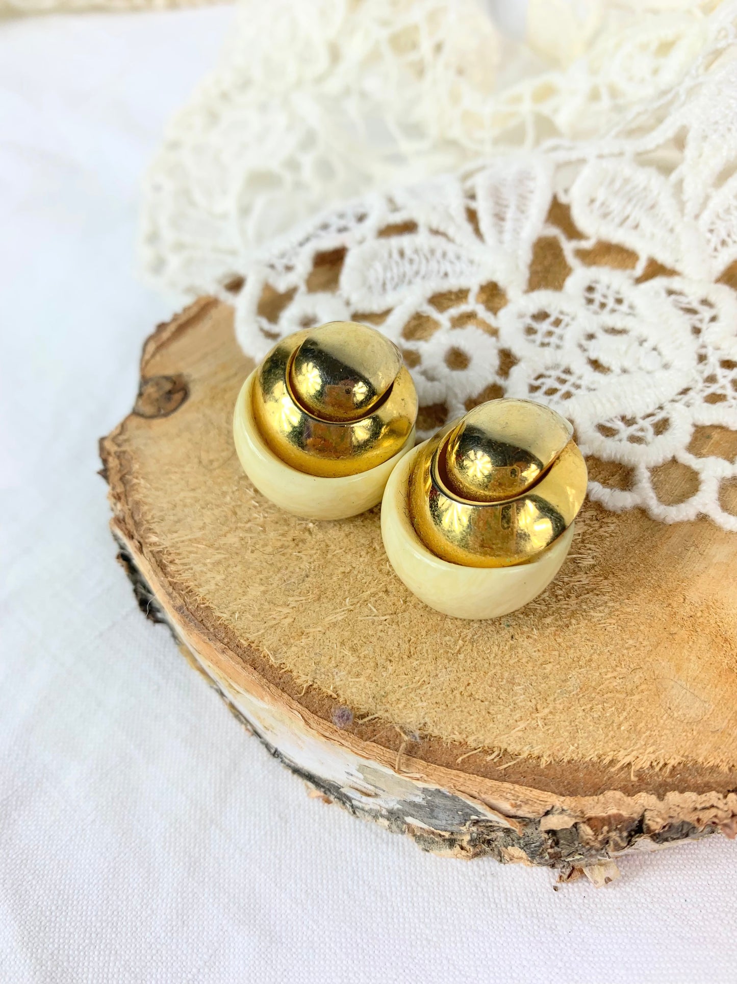 Clips d'oreille vintage ronds métal doré et écru la friperie vintage 25