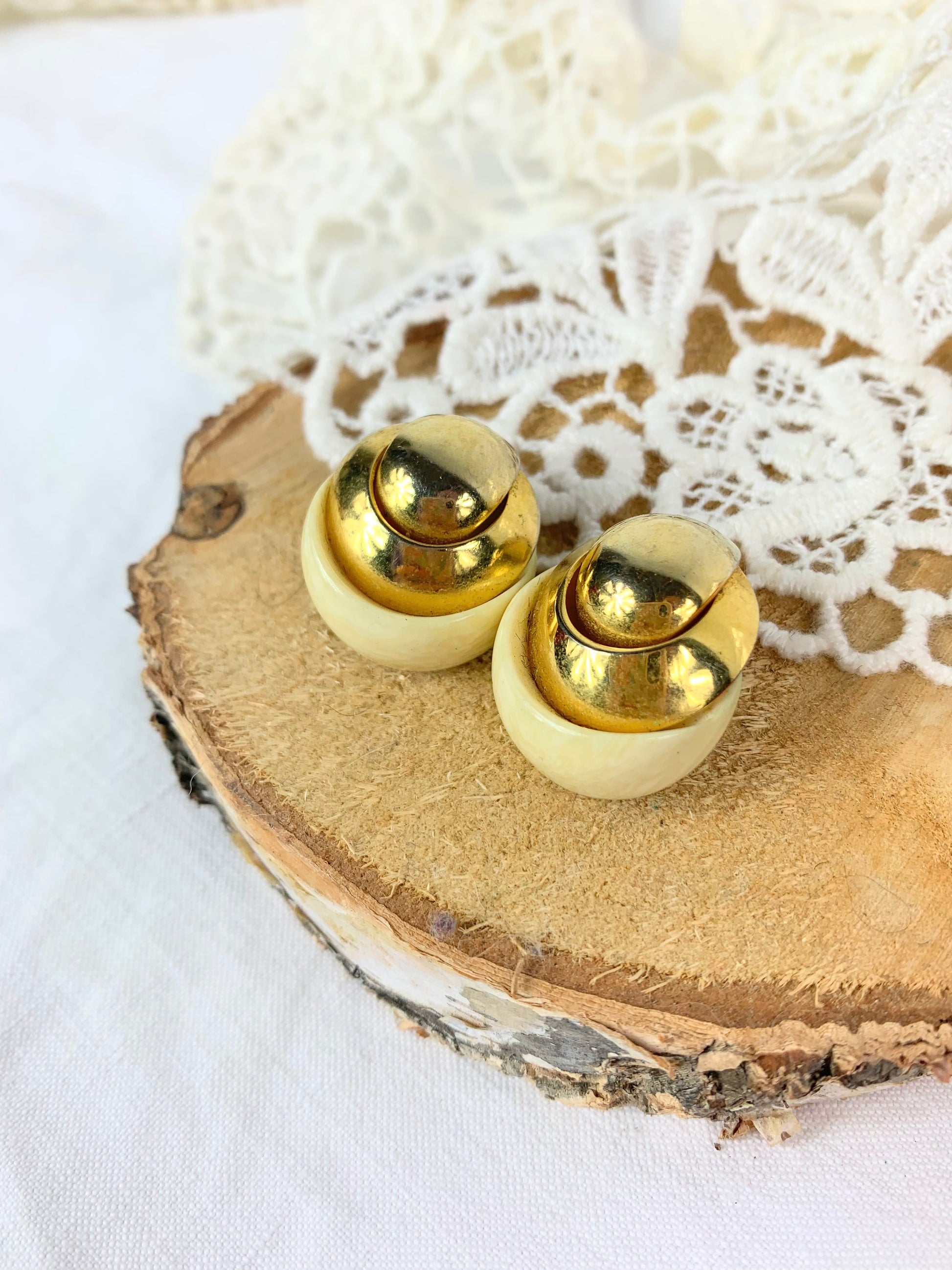 Clips d'oreille vintage ronds métal doré et écru la friperie vintage 25