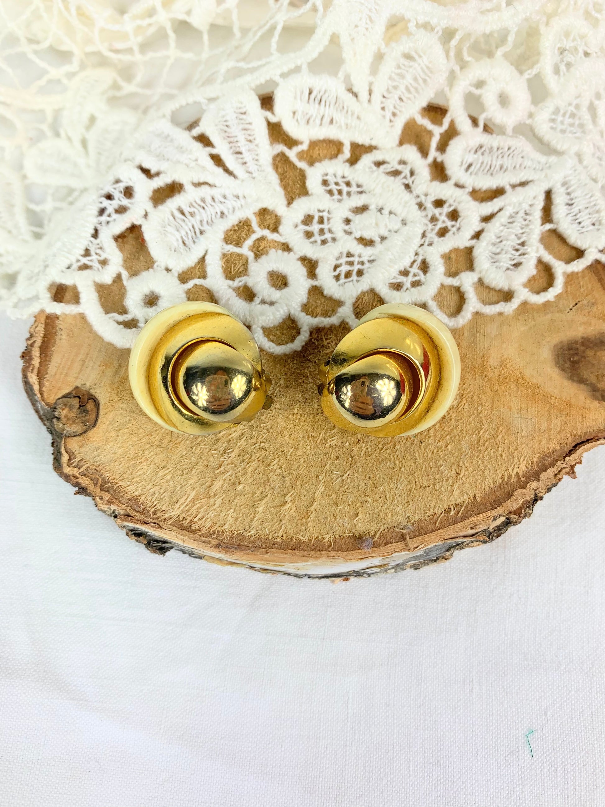 Clips d'oreille vintage ronds métal doré et écru la friperie vintage 25