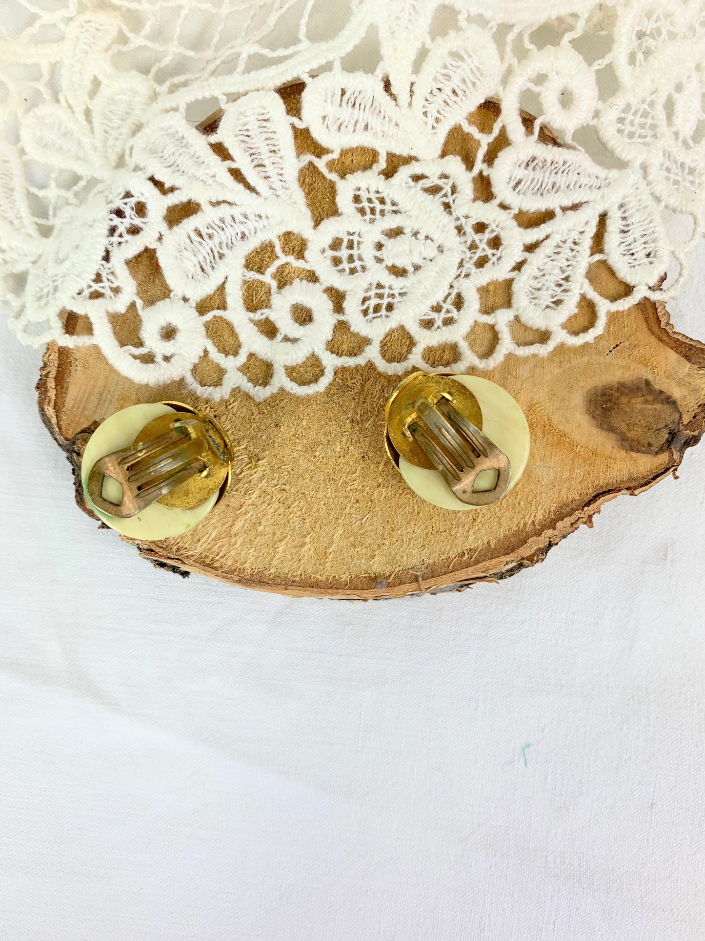 Clips d'oreille vintage ronds métal doré et écru la friperie vintage 25