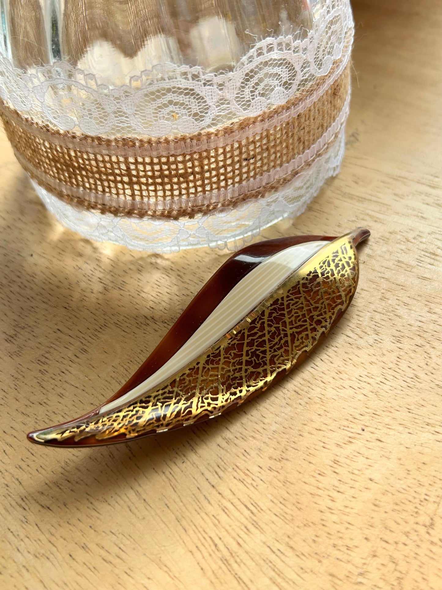 Broche vintage Lea Stein feuille marron or la friperie vintage 25