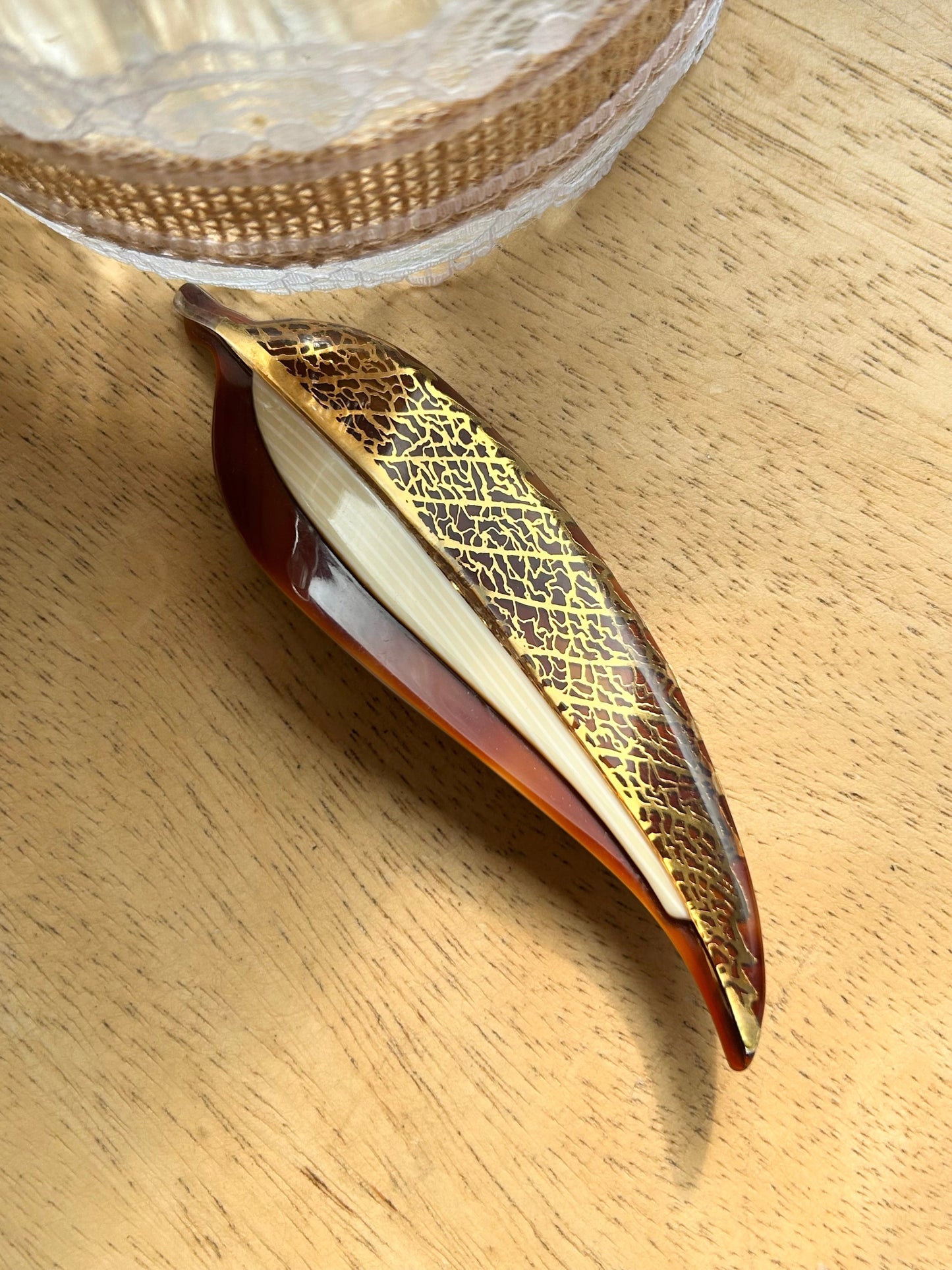 Broche vintage Lea Stein feuille marron or la friperie vintage 25