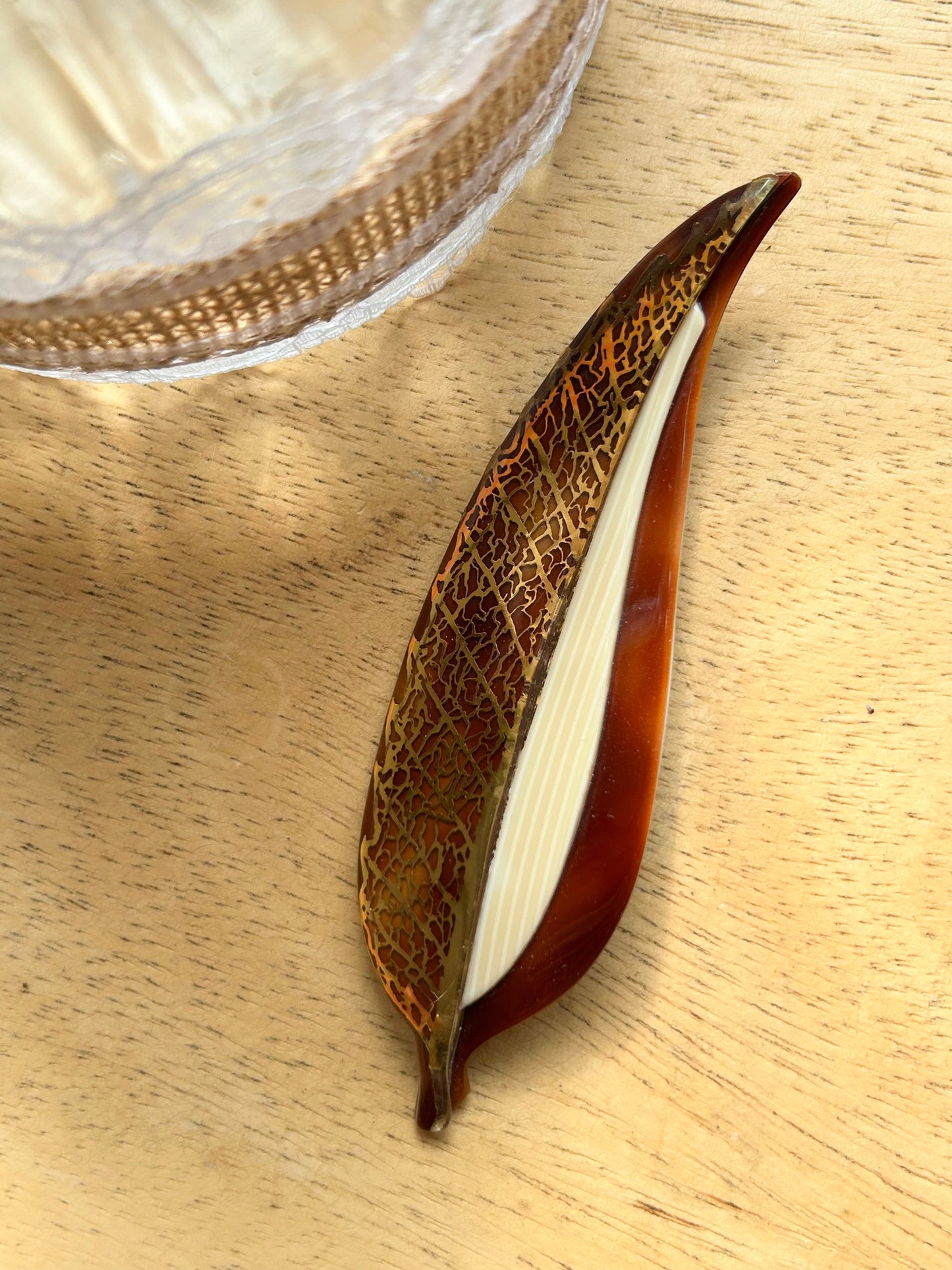 Broche vintage Lea Stein feuille marron or la friperie vintage 25