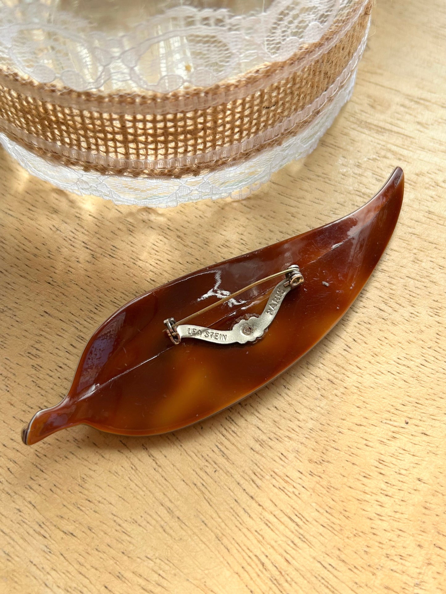 Broche vintage Lea Stein feuille marron or la friperie vintage 25