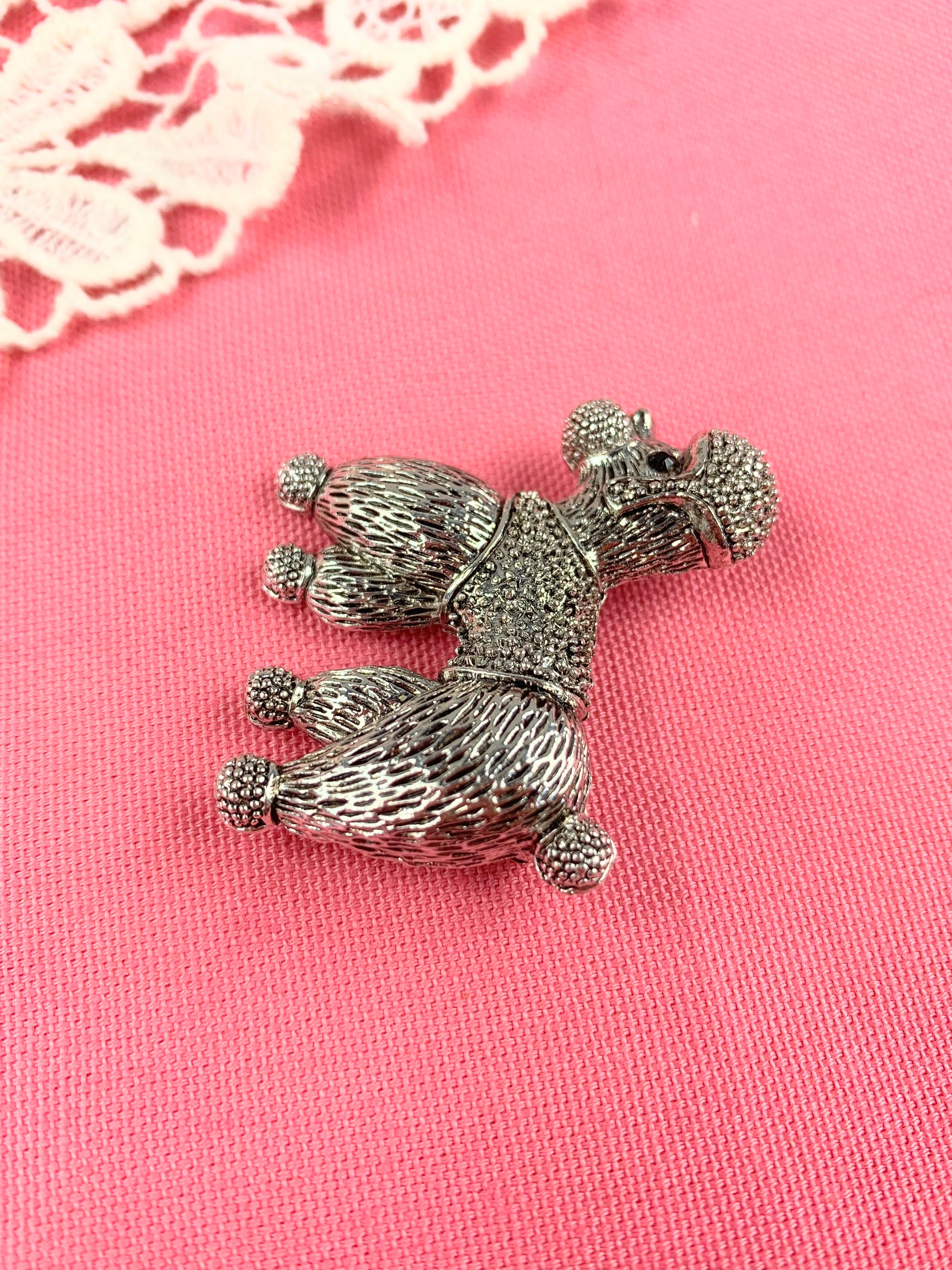 Broche vintage caniche métal couleur argent et oeil noir la friperie vintage 25