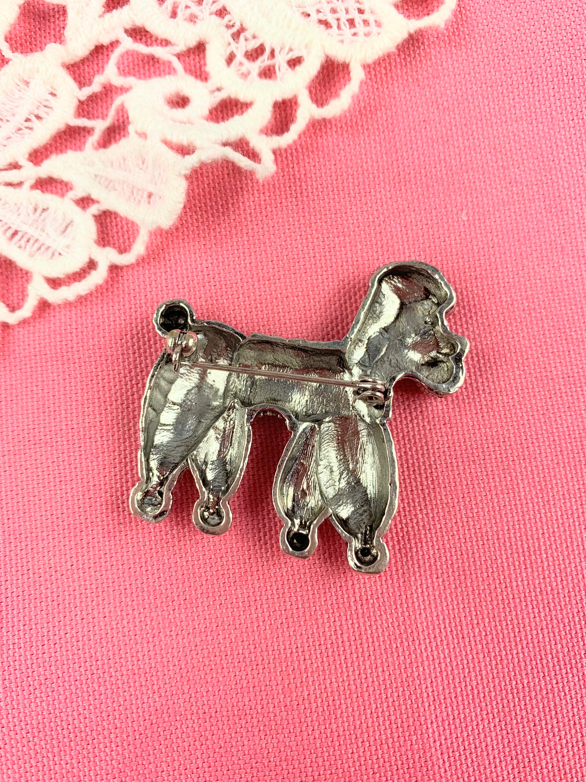 Broche vintage caniche métal couleur argent et oeil noir la friperie vintage 25