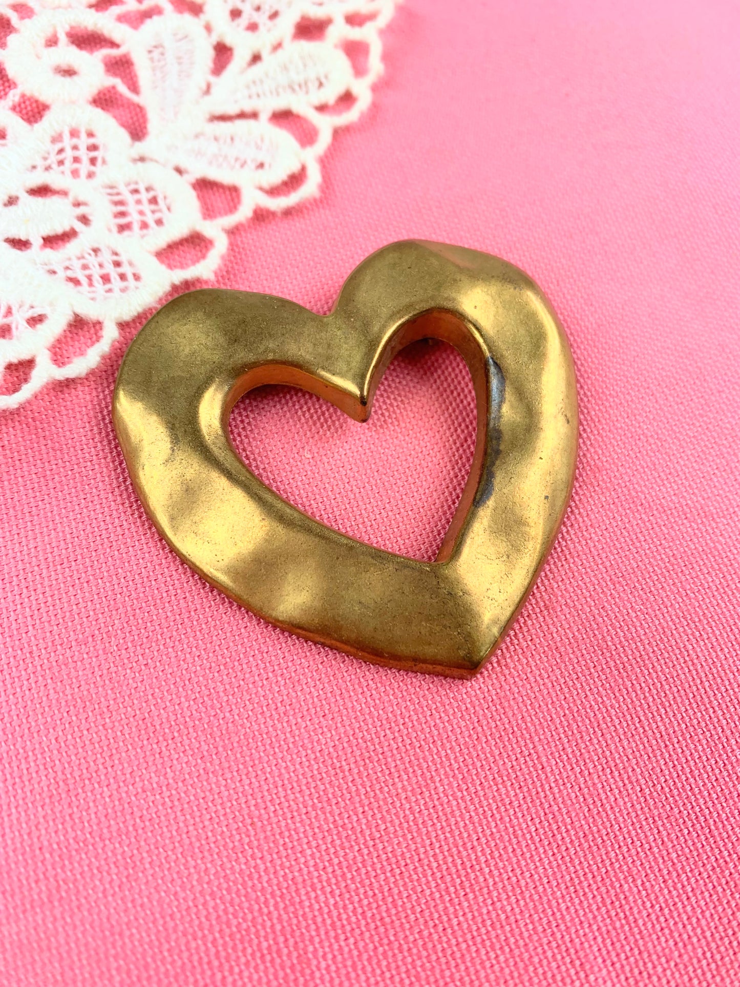 Broche coeur Onagrine Paris métal doré mat la friperie vintage 25
