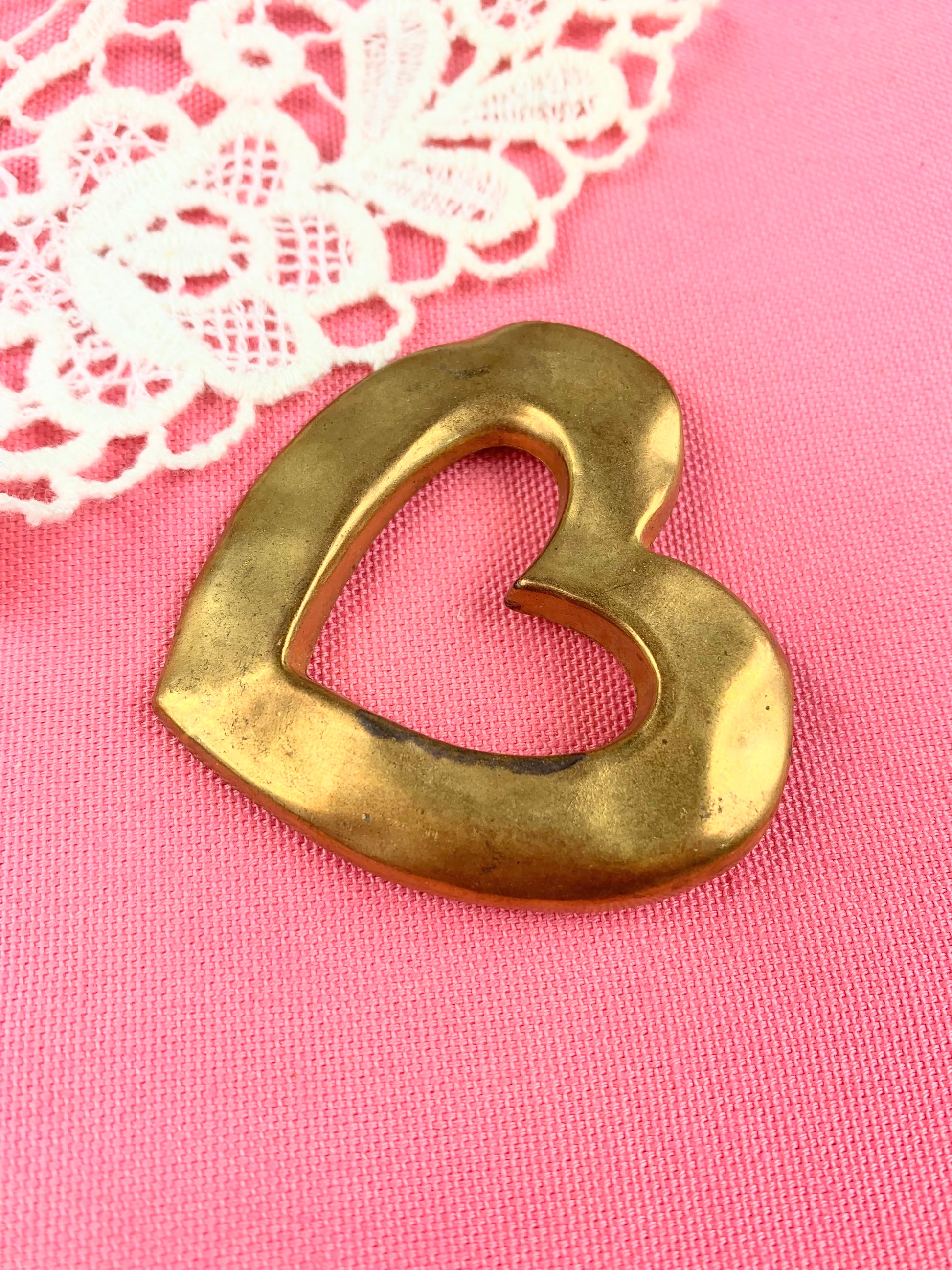 Broche coeur Onagrine Paris métal doré mat la friperie vintage 25