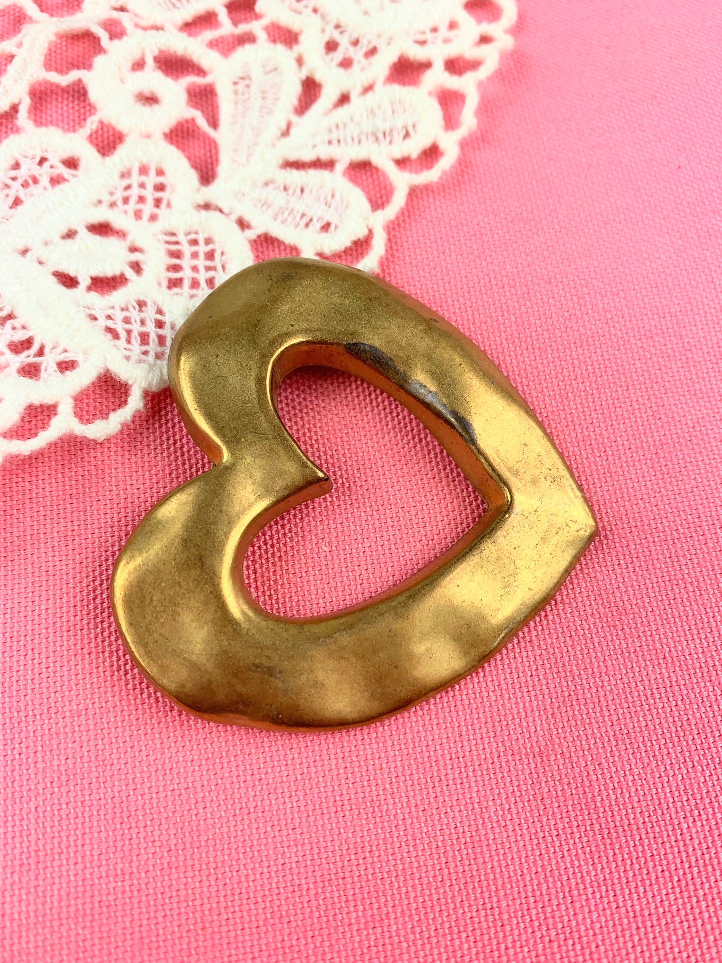 Broche coeur Onagrine Paris métal doré mat la friperie vintage 25