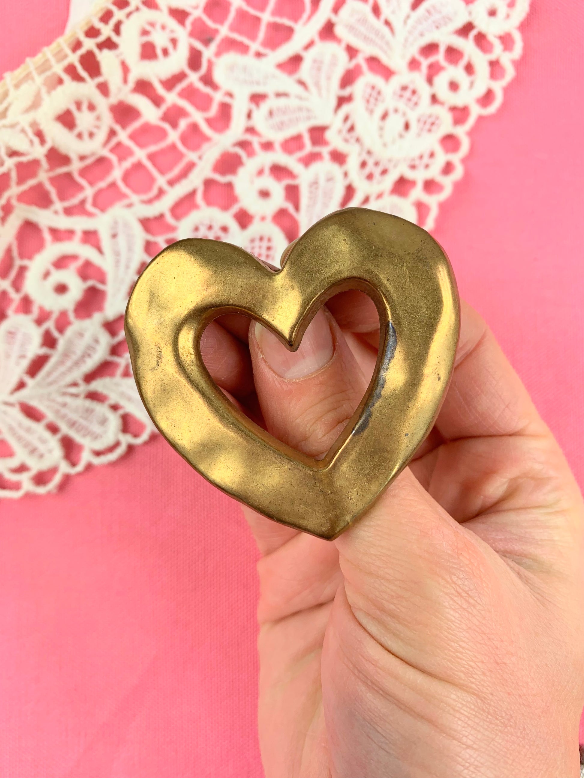 Broche coeur Onagrine Paris métal doré mat la friperie vintage 25