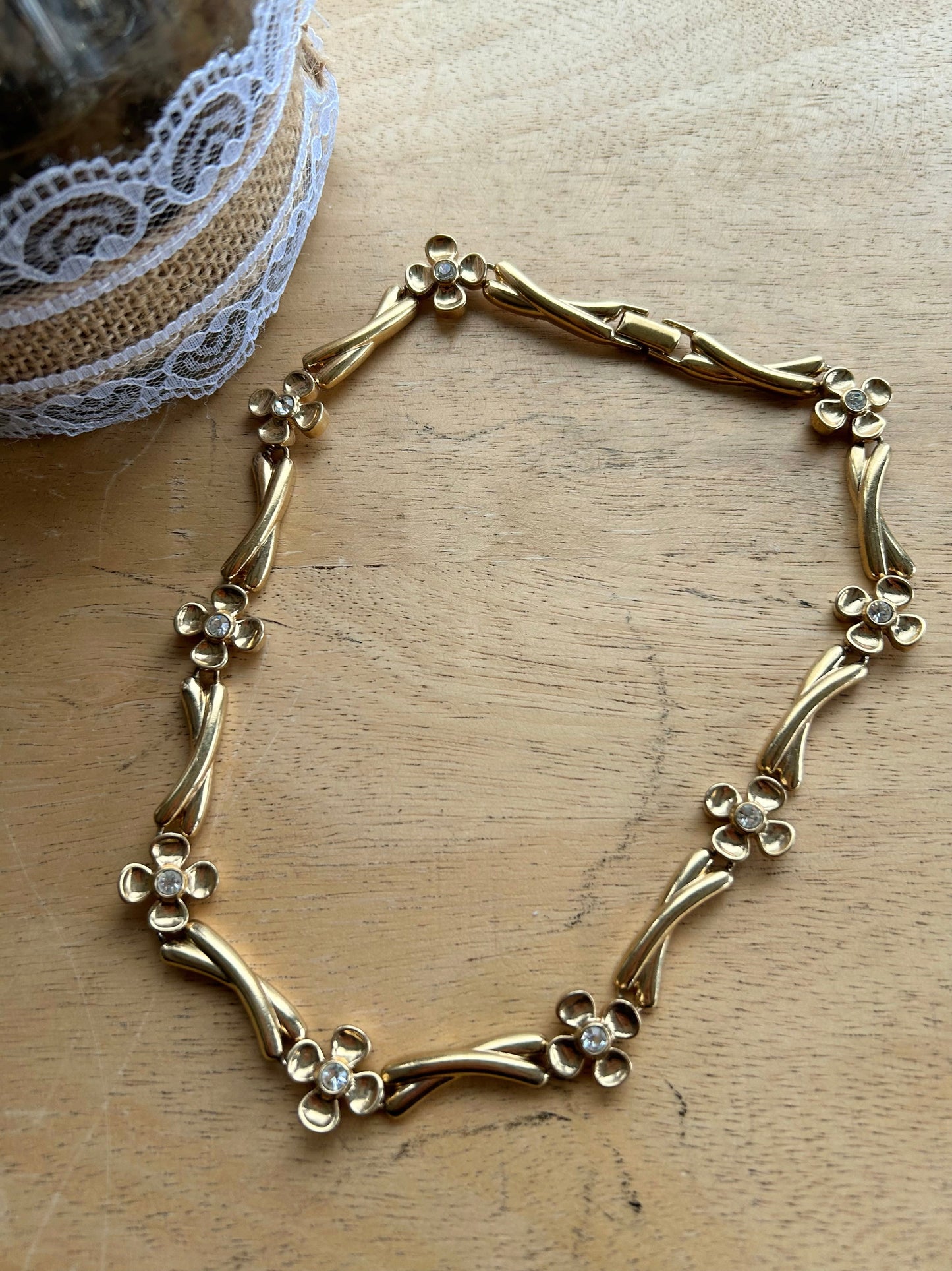 Collier ras de cou à fleurs métal doré vintage la friperie vintage 25