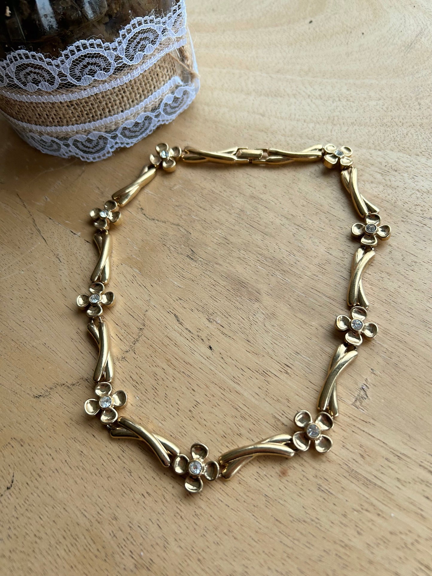 Collier ras de cou à fleurs métal doré vintage la friperie vintage 25