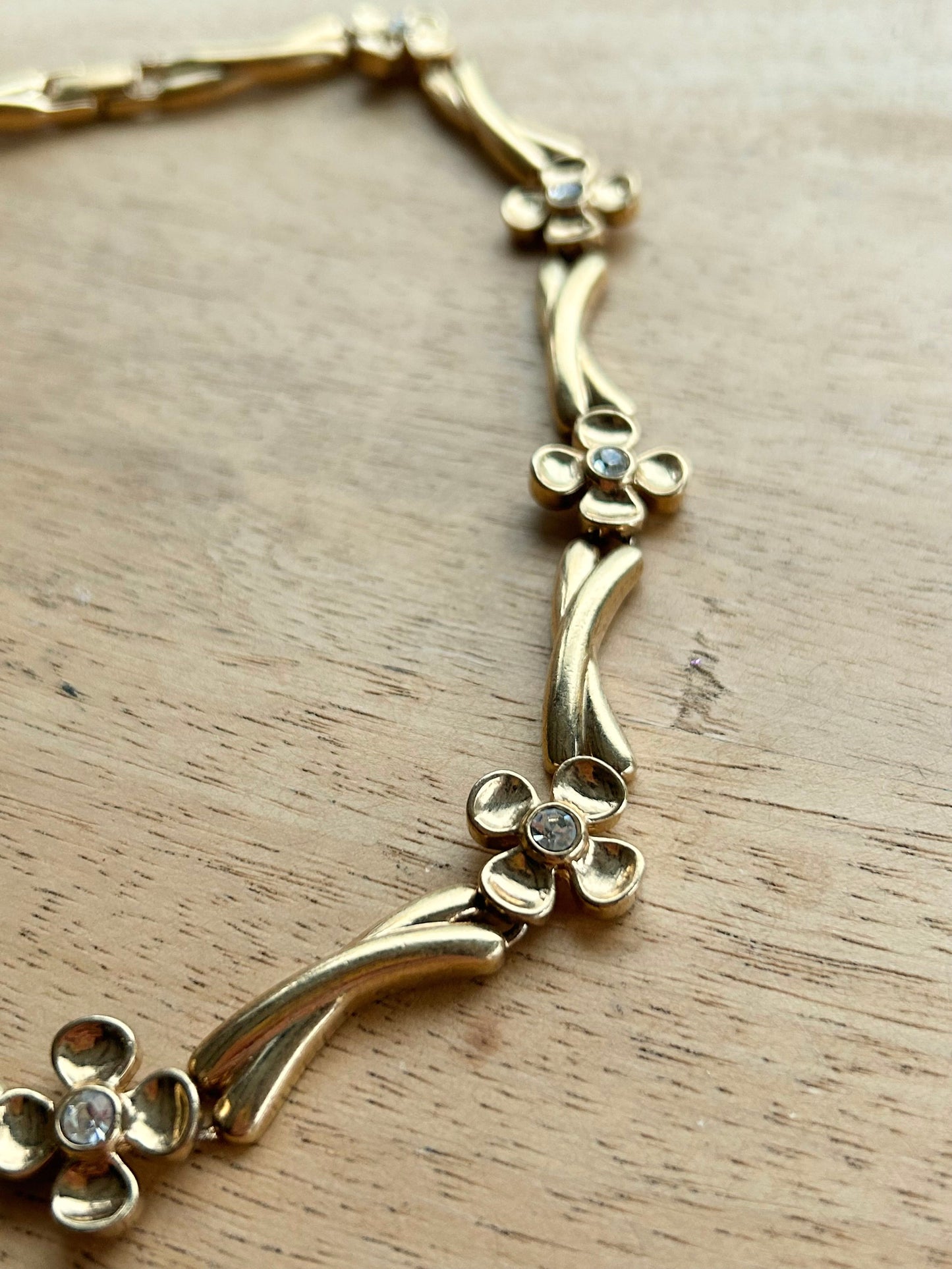 Collier ras de cou à fleurs métal doré vintage la friperie vintage 25