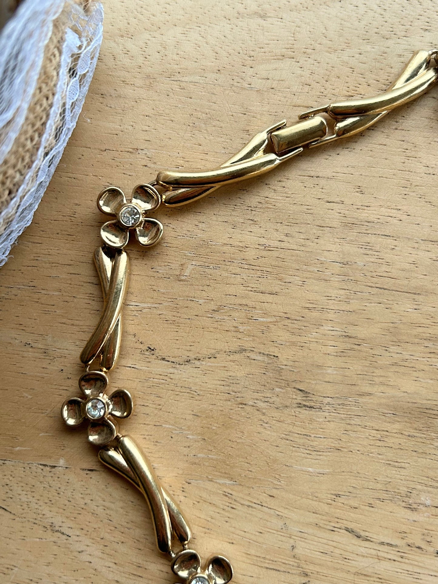 Collier ras de cou à fleurs métal doré vintage la friperie vintage 25