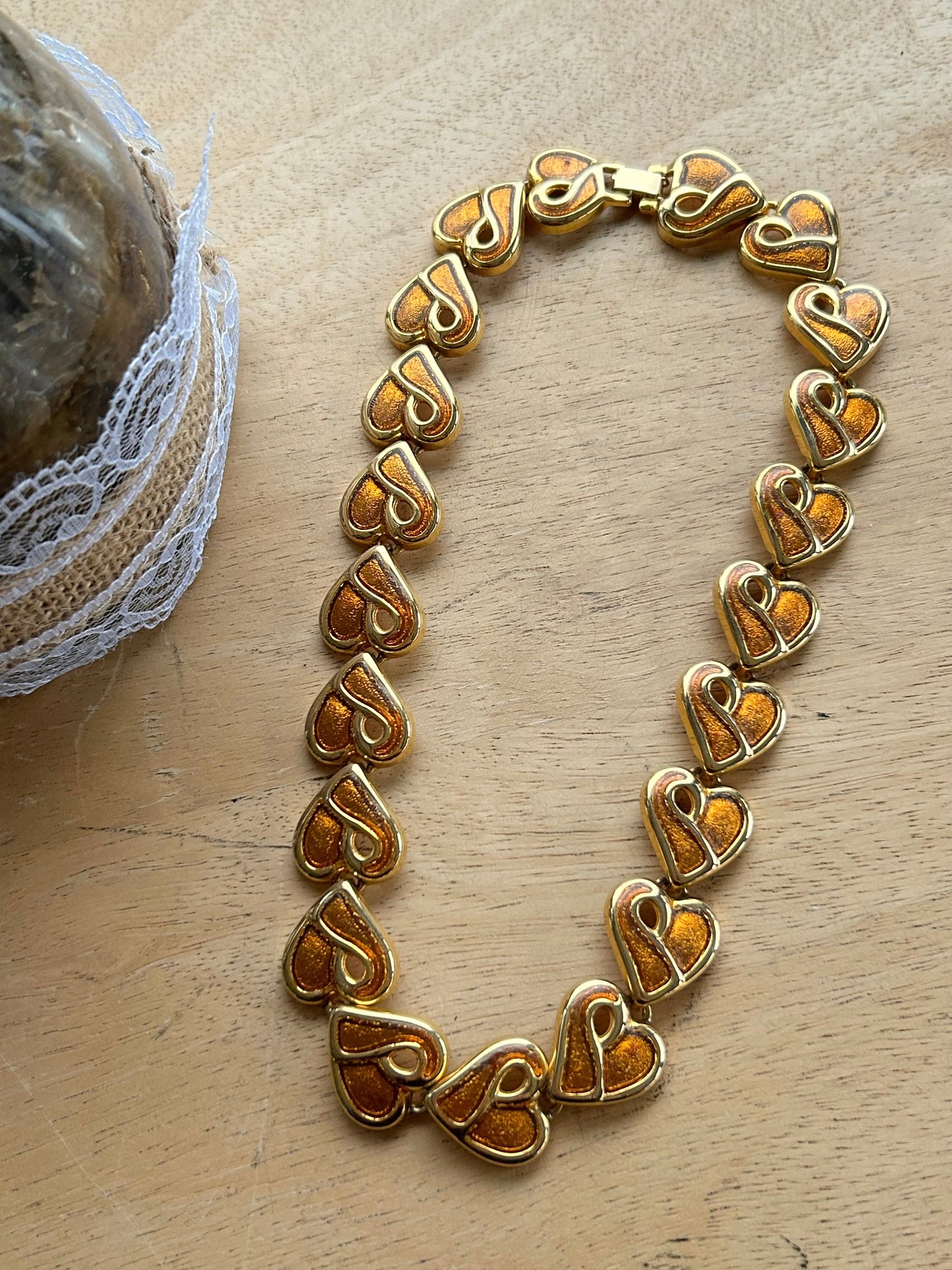 Collier vintage coeurs émaillés orange métal doré la friperie vintage 25