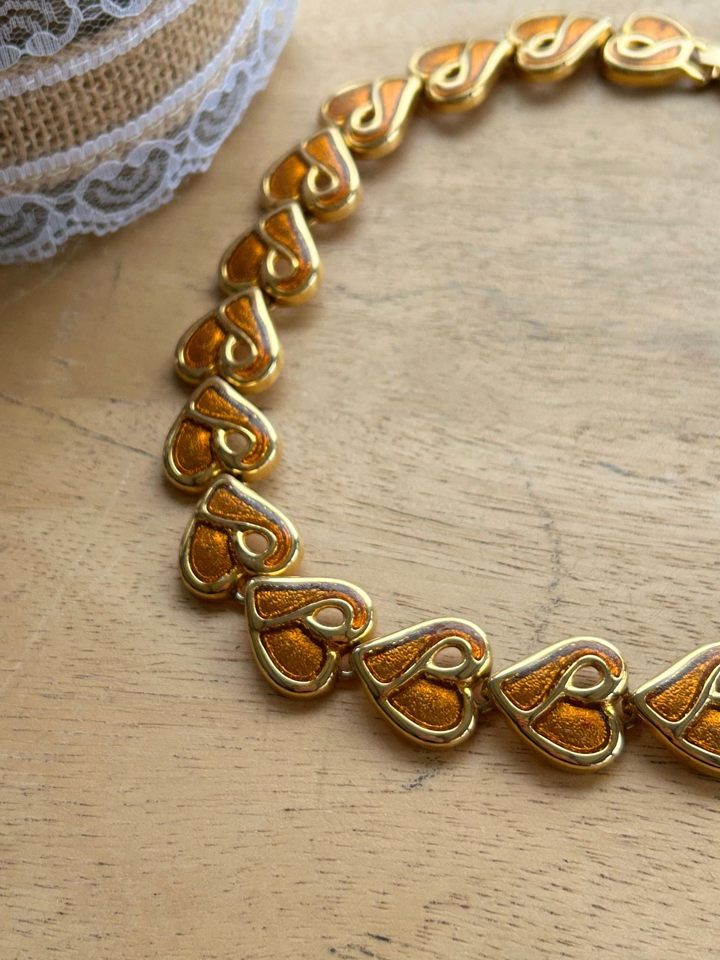 Collier vintage coeurs émaillés orange métal doré la friperie vintage 25