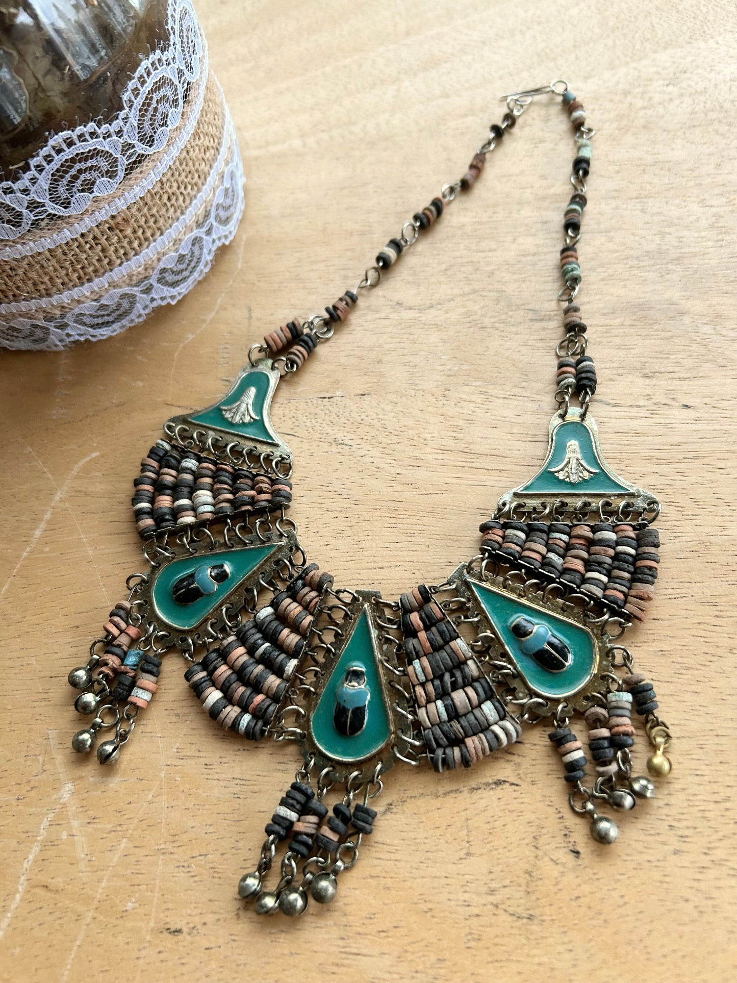 Collier plastron égyptien scarabées métal bois la friperie vintage 25