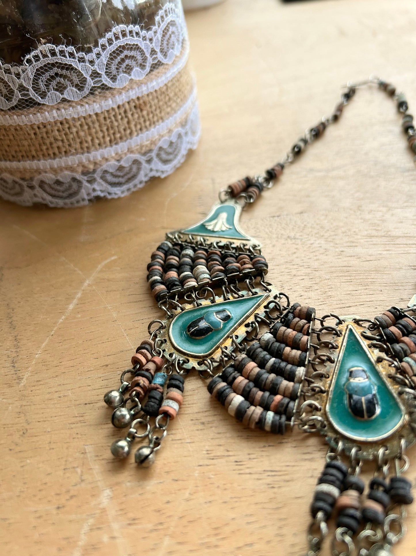 Collier plastron égyptien scarabées métal bois la friperie vintage 25