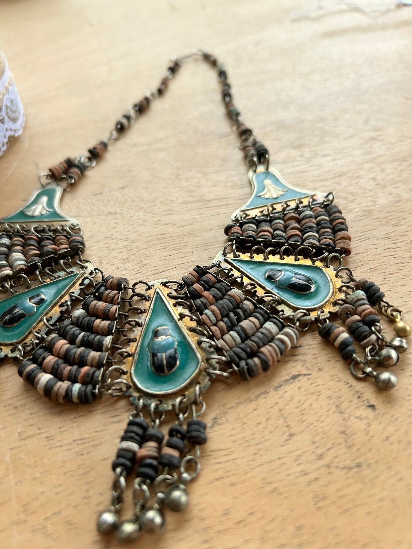 Collier plastron égyptien scarabées métal bois la friperie vintage 25
