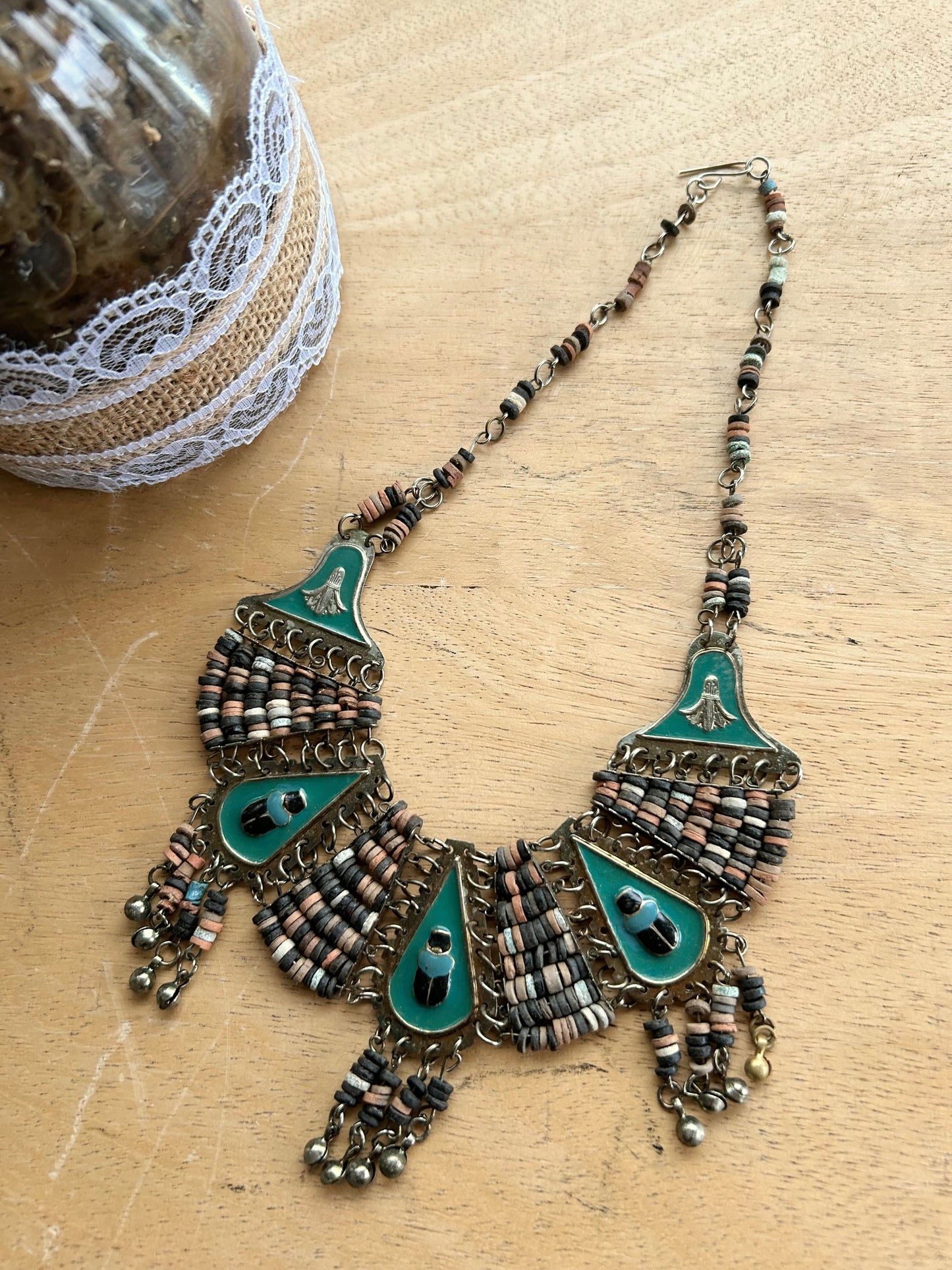 Collier plastron égyptien scarabées métal bois la friperie vintage 25