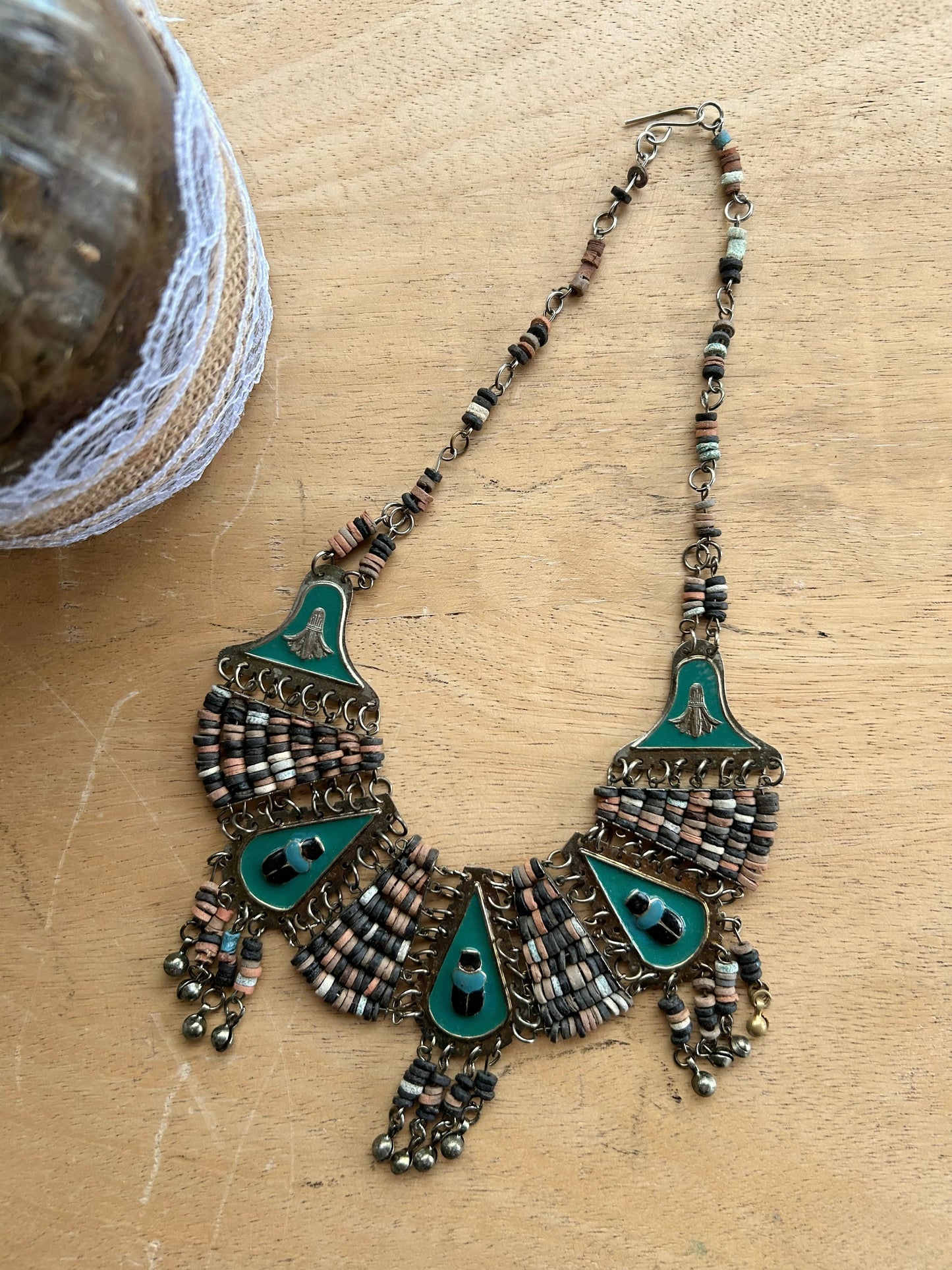 Collier plastron égyptien scarabées métal bois la friperie vintage 25