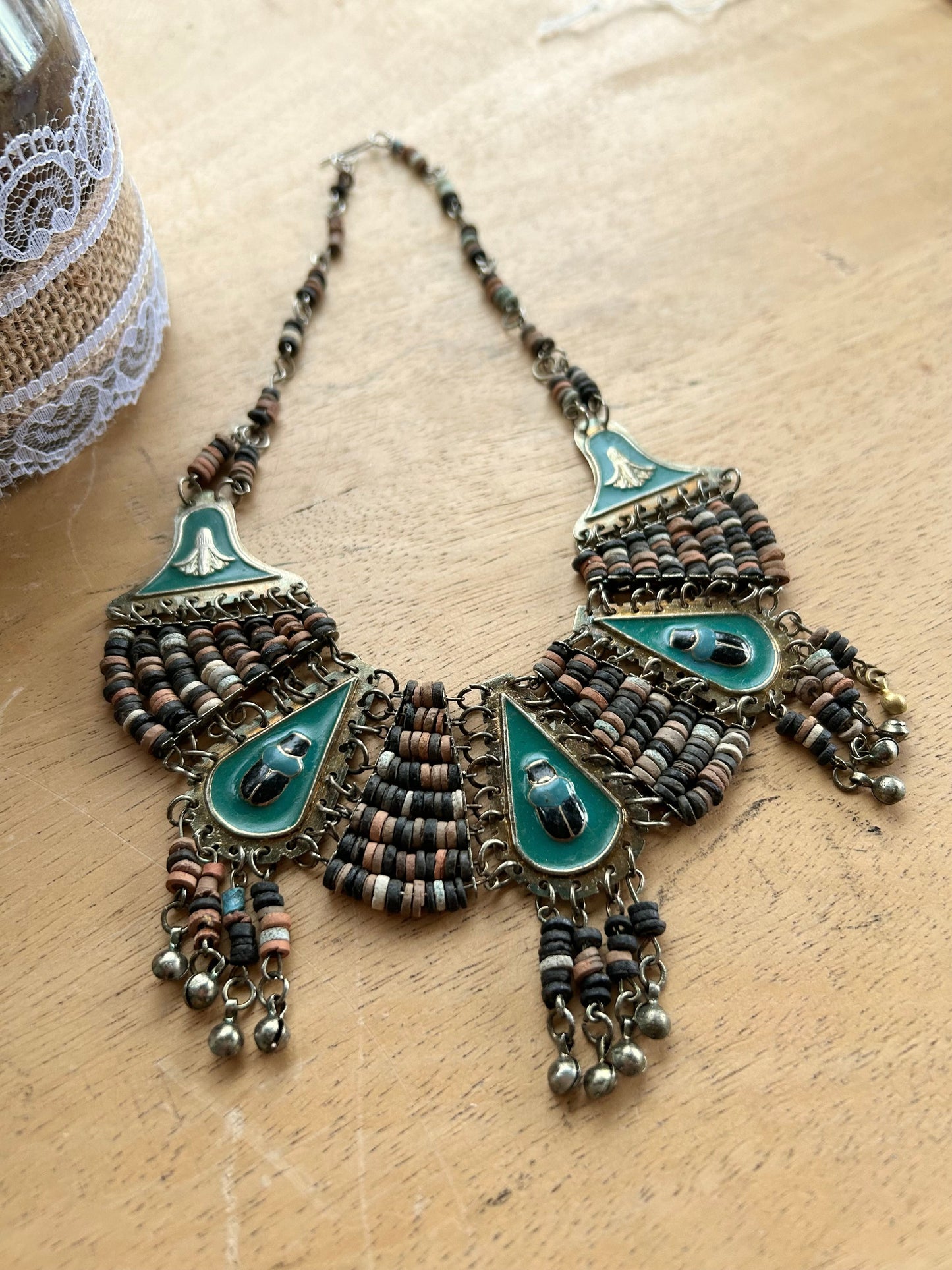 Collier plastron égyptien scarabées métal bois la friperie vintage 25