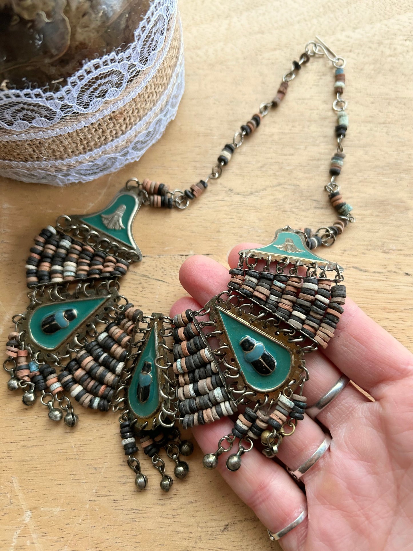 Collier plastron égyptien scarabées métal bois la friperie vintage 25