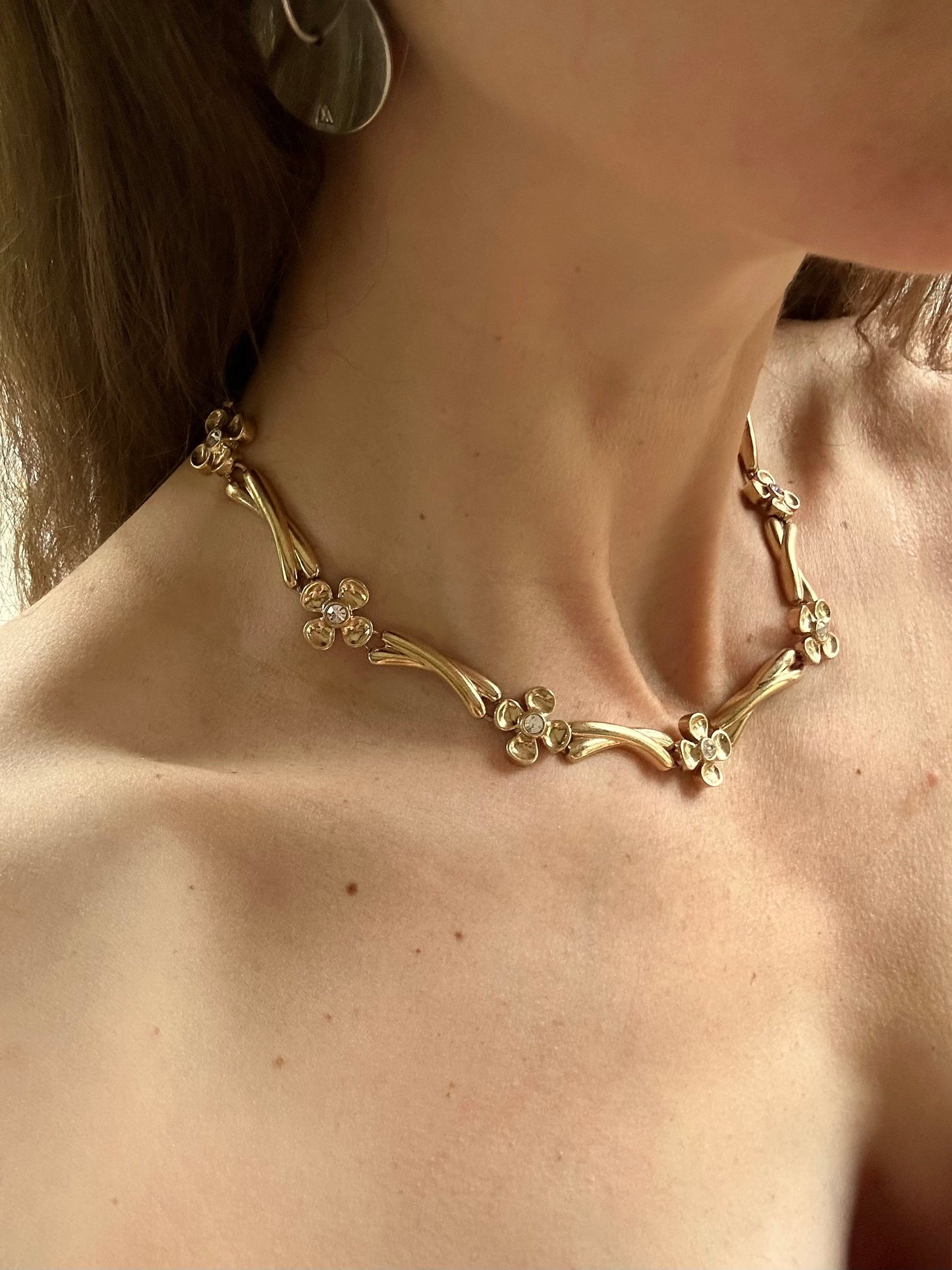 Collier ras de cou à fleurs métal doré vintage la friperie vintage 25