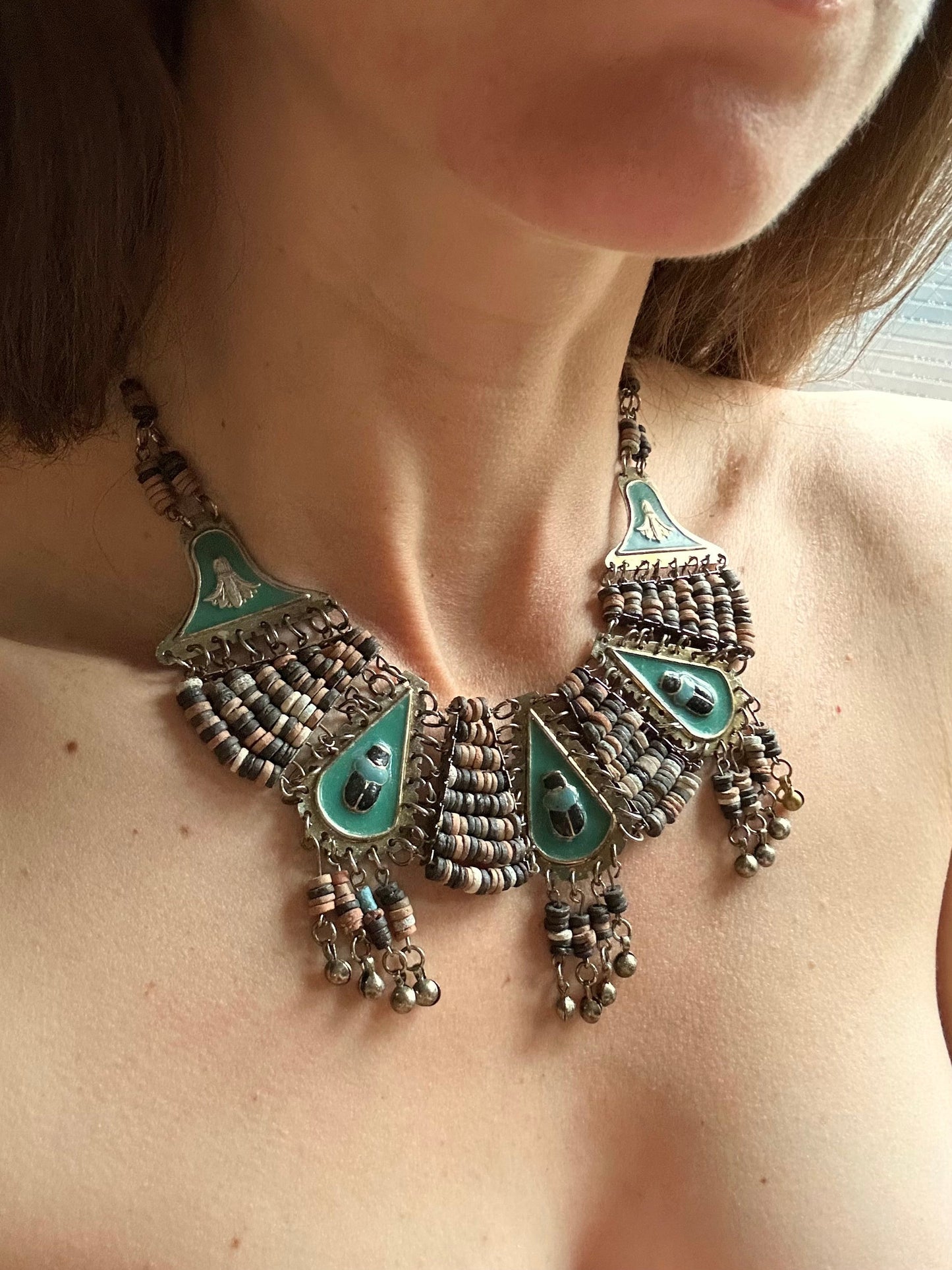 Collier plastron égyptien scarabées métal bois la friperie vintage 25