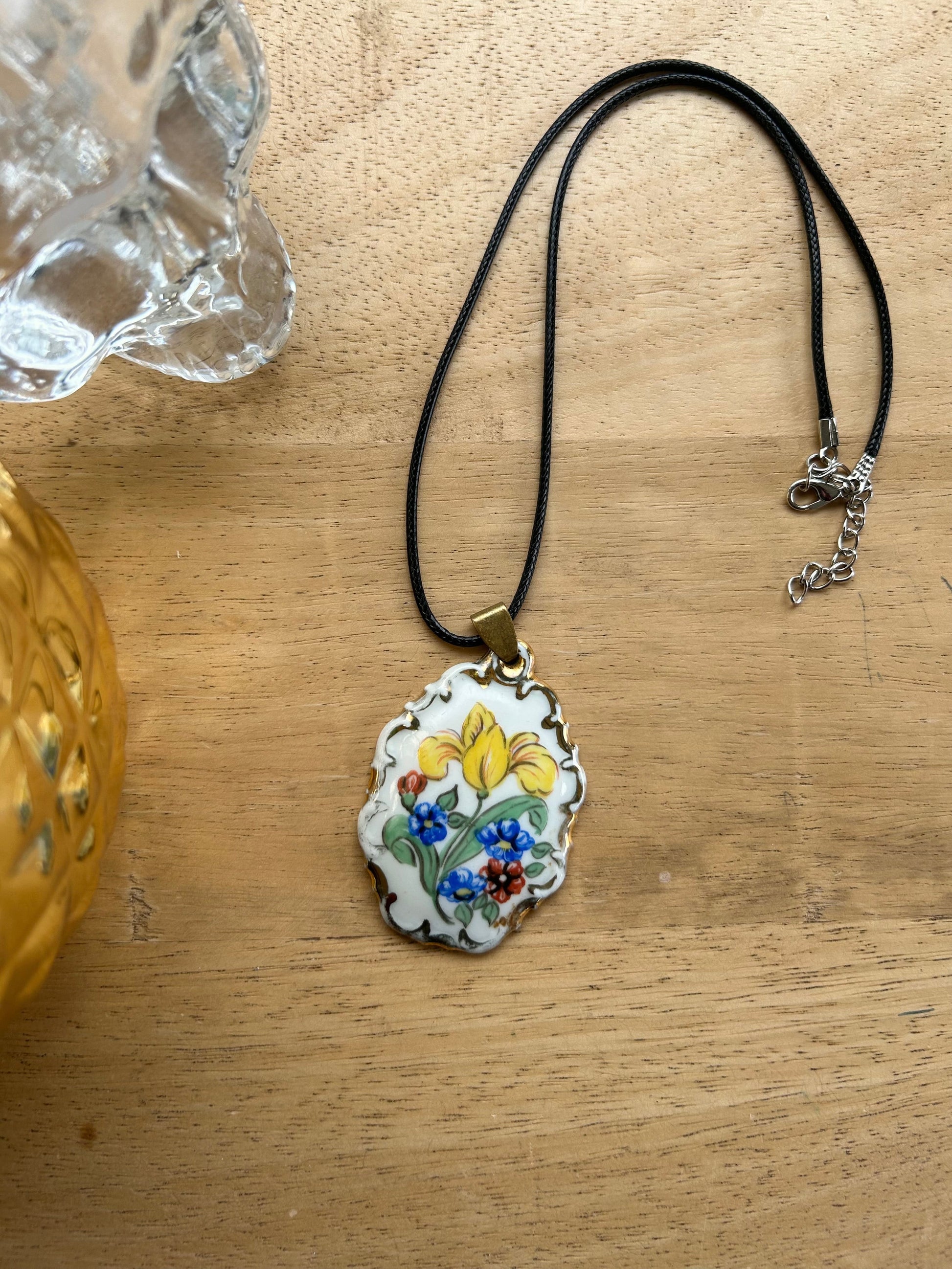 Pendentif ancien porcelaine fleurs peintes la friperie vintage 25
