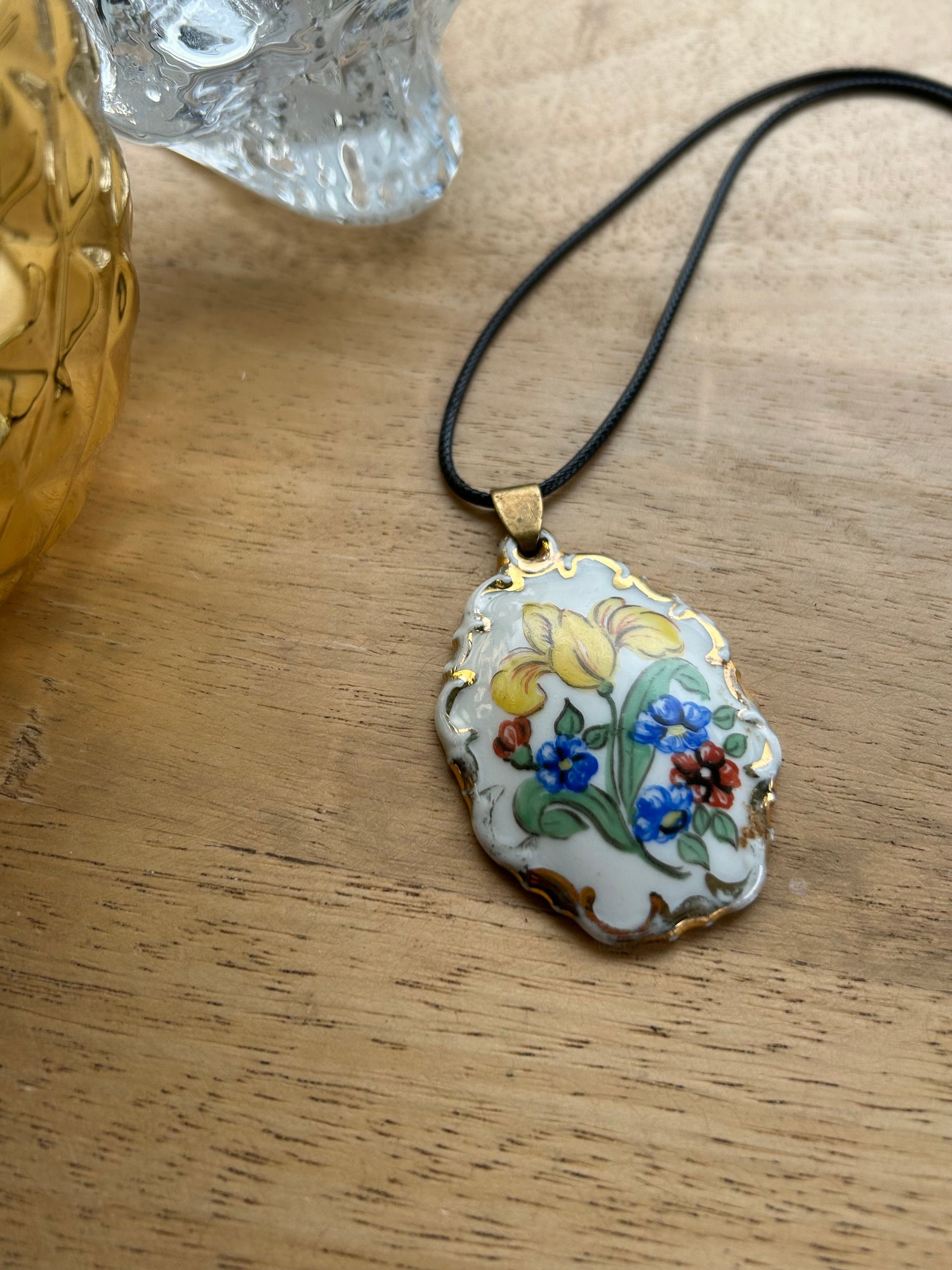 Pendentif ancien porcelaine fleurs peintes la friperie vintage 25