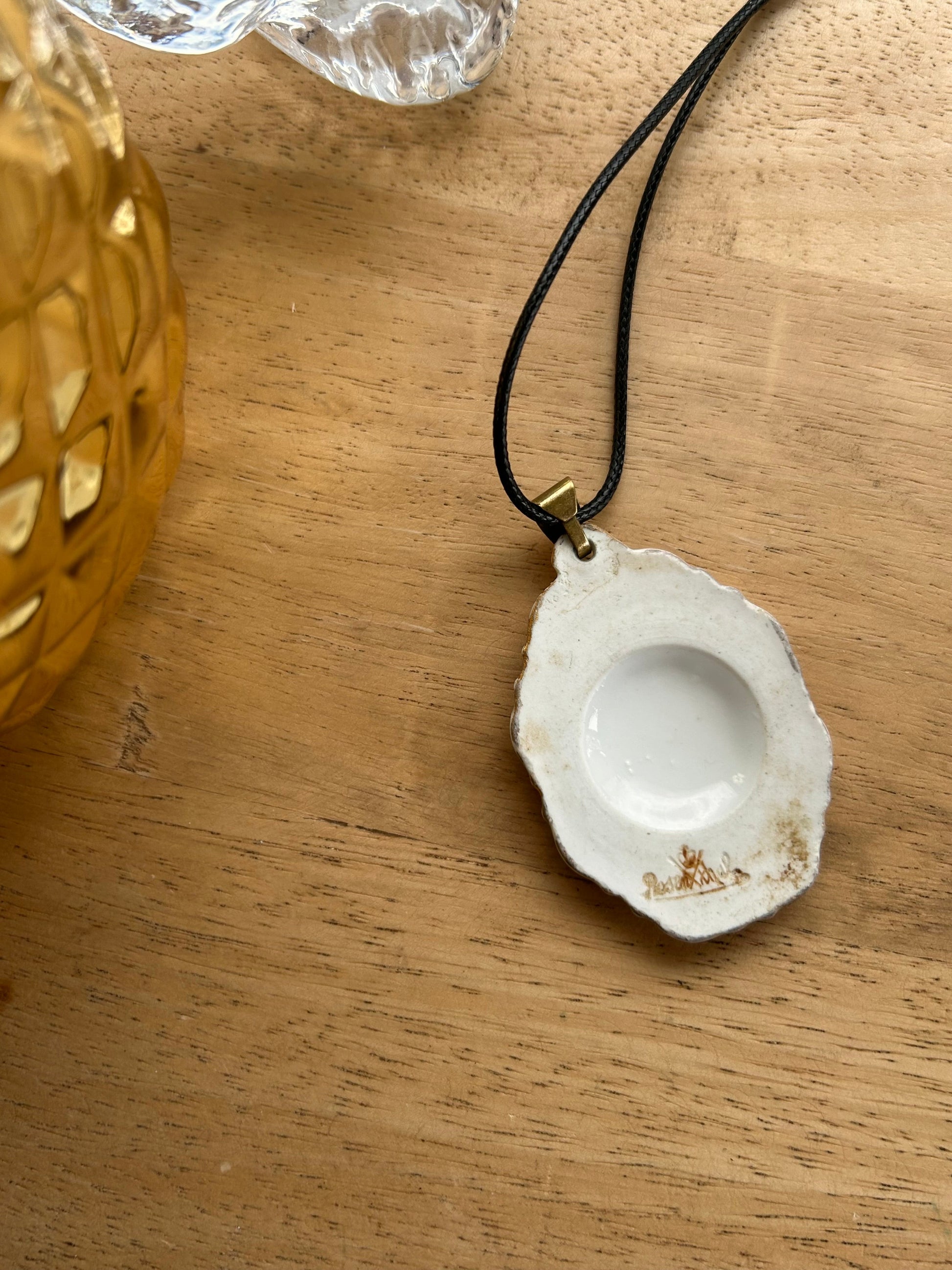 Pendentif ancien porcelaine fleurs peintes la friperie vintage 25