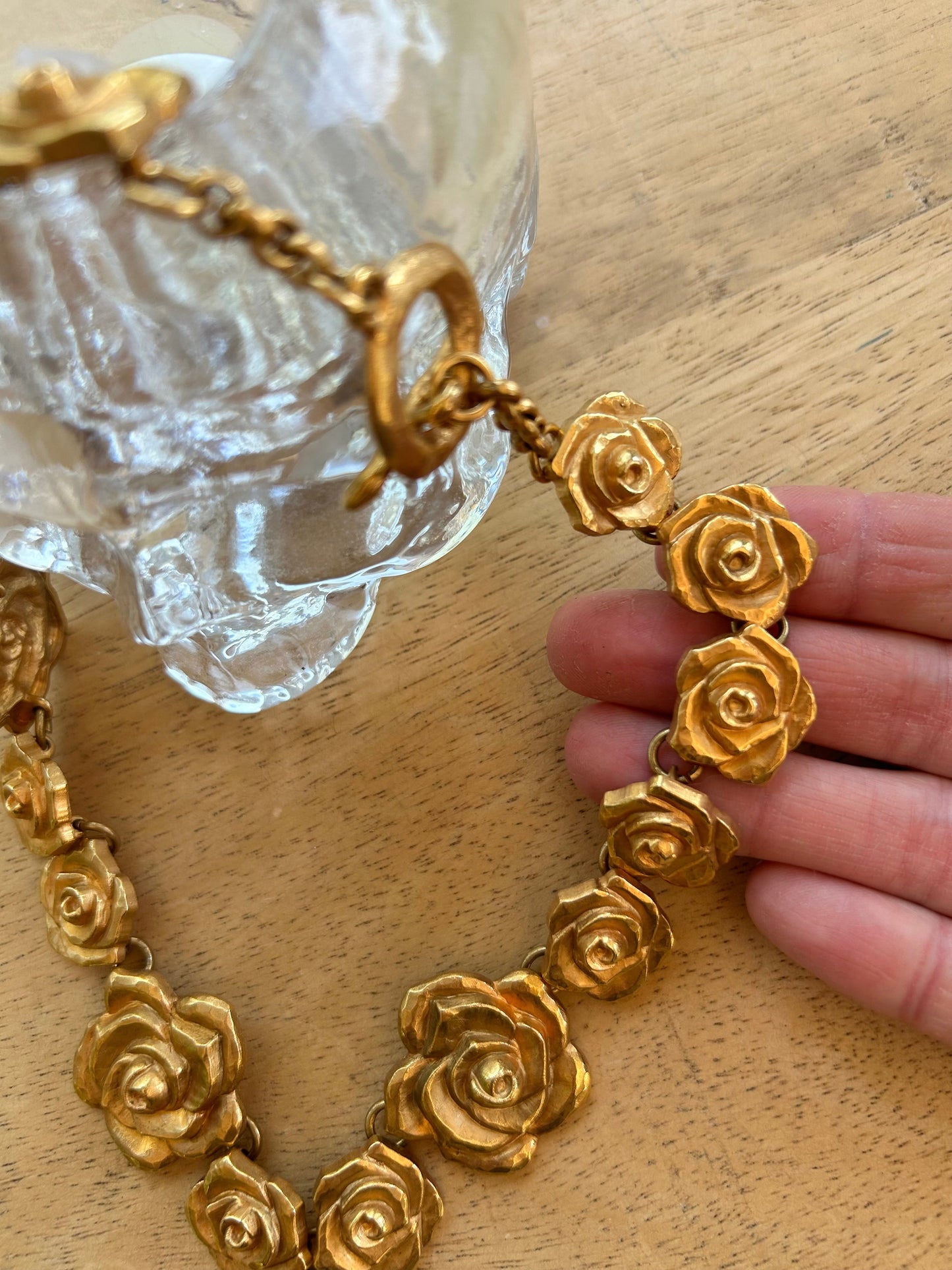 Collier vintage roses articulées métal doré mat la friperie vintage 25