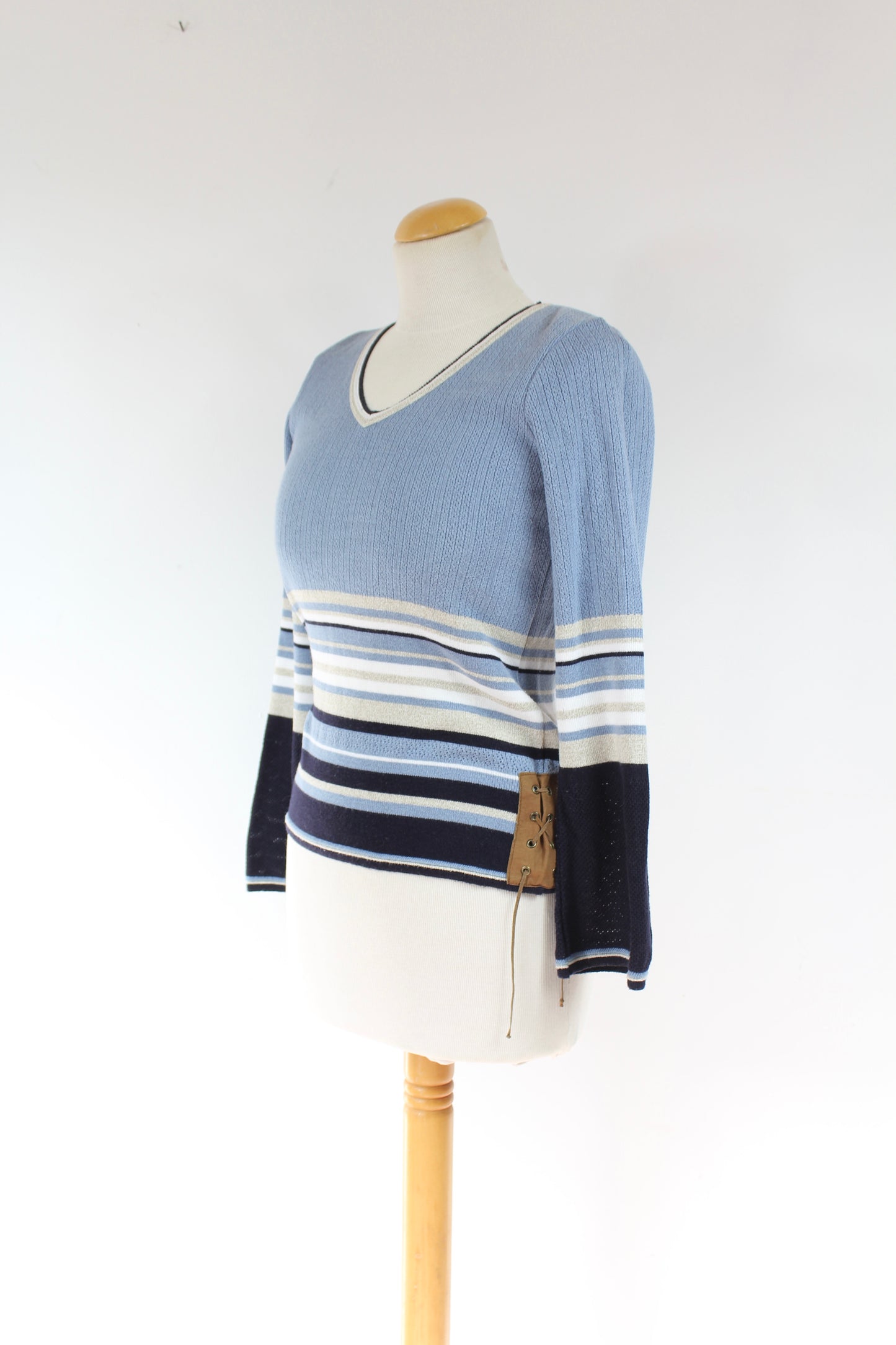 Pull fin vintage bleu ciel à rayures laçage daim