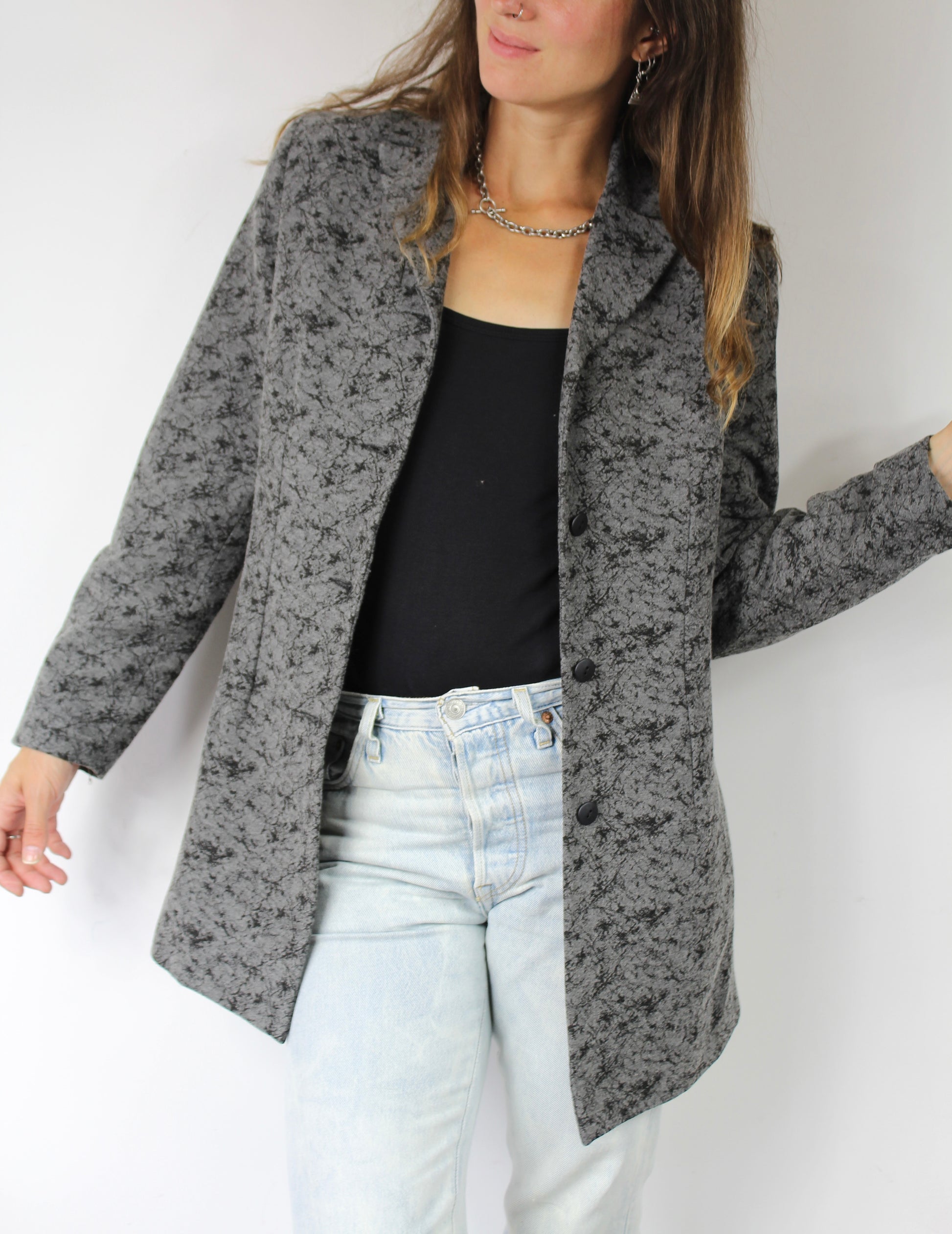 Veste longue vintage grise à motifs noirs la friperie vintage 25