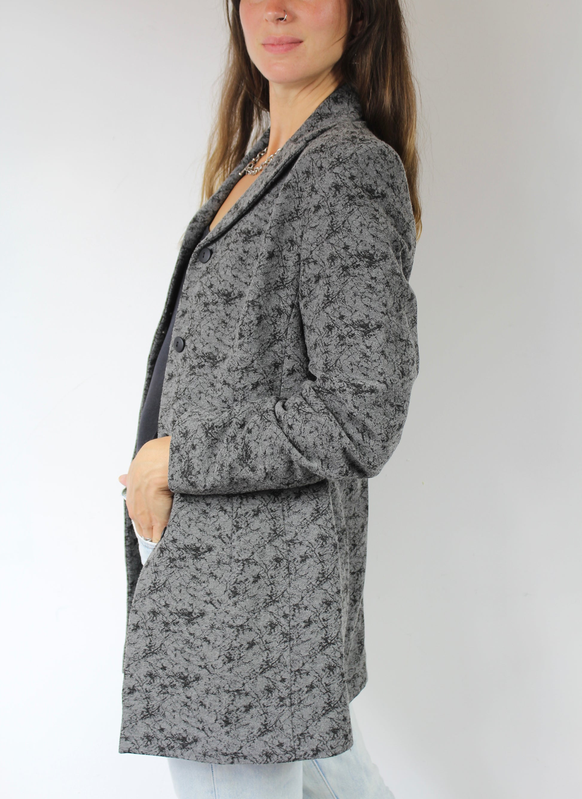 Veste longue vintage grise à motifs noirs la friperie vintage 25
